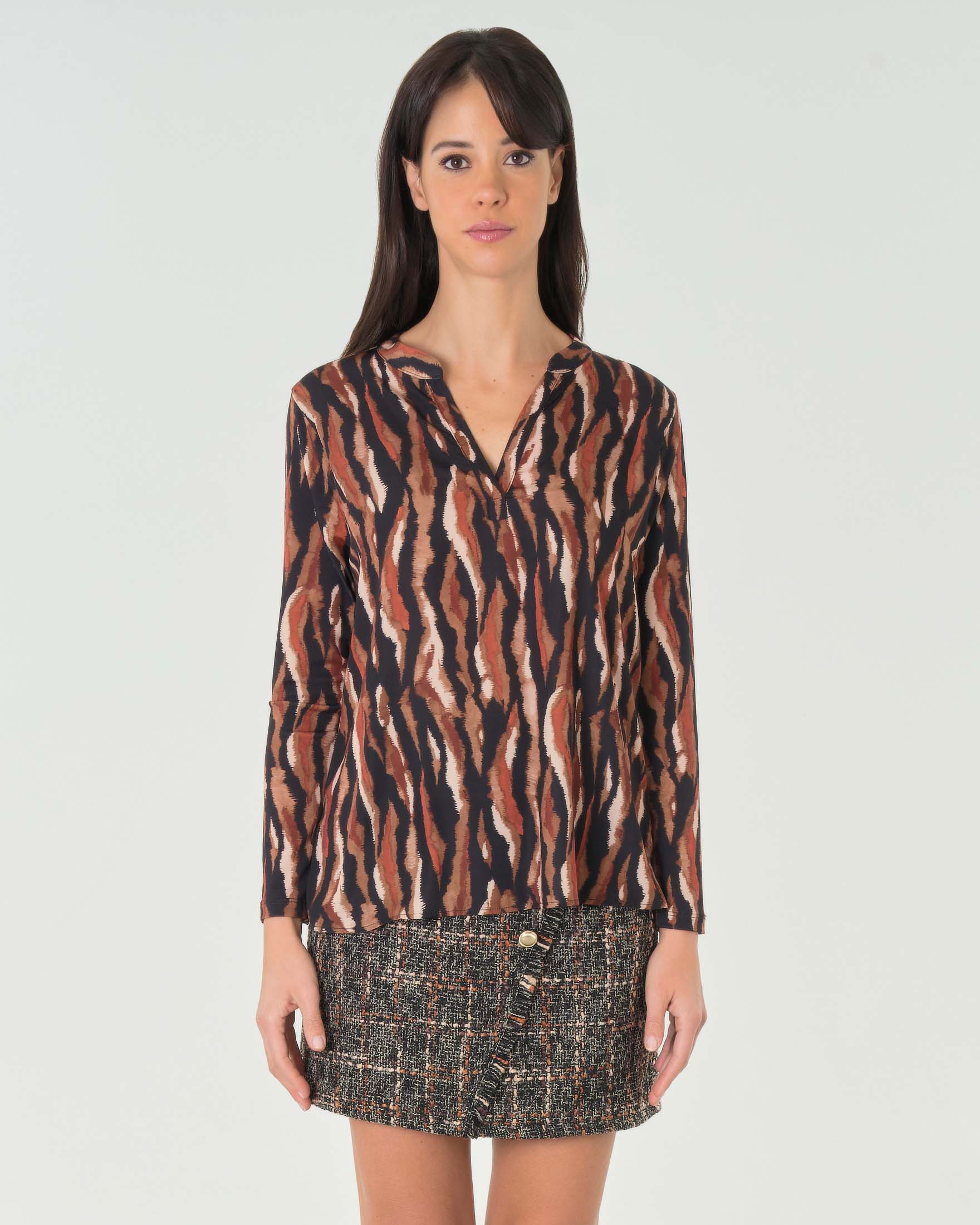Camicia in tessuto stretch color coccio a fantasia animalier con scollo serafino image