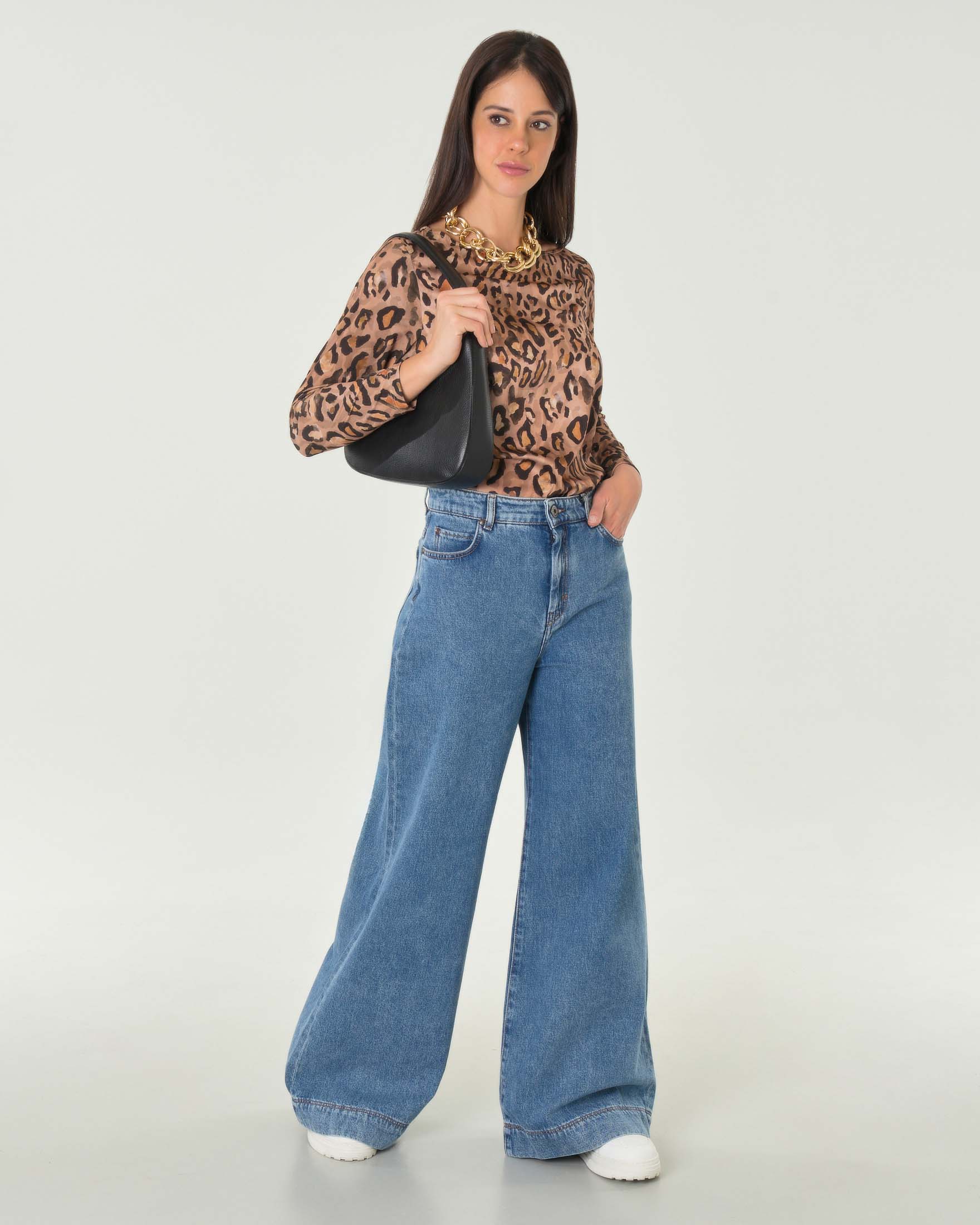 Blusa a fantasia animalier color noce in tessuto stretch con maniche lunghe e scollo tondo