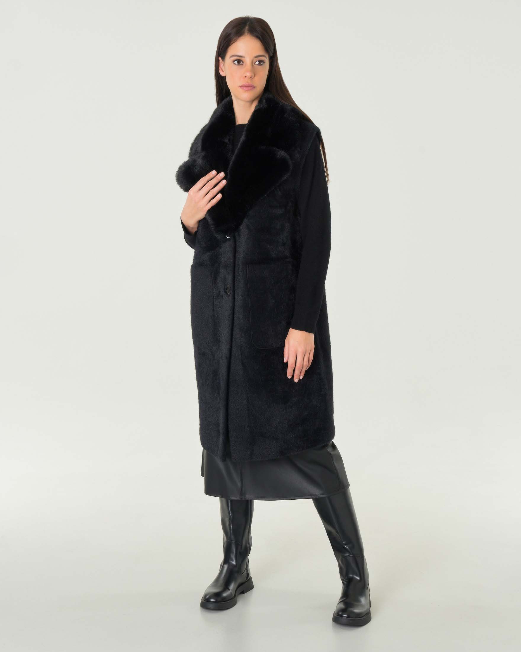 Gilet nero midi in ecopelliccia reversibile effetto montone con scollo ampio