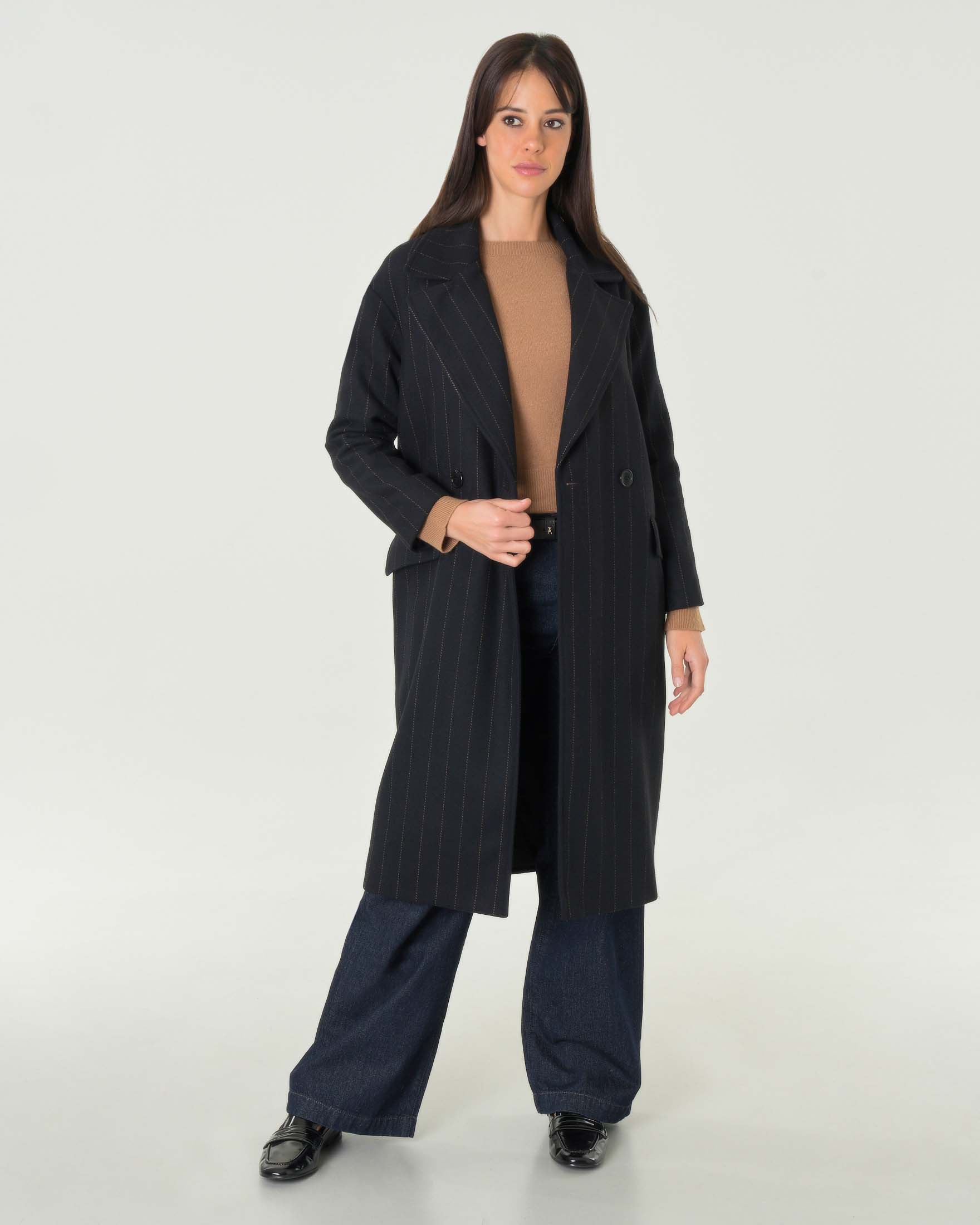 Cappotto midi nero gessato color cammello con scollo a rever e chiusura a doppiopetto
