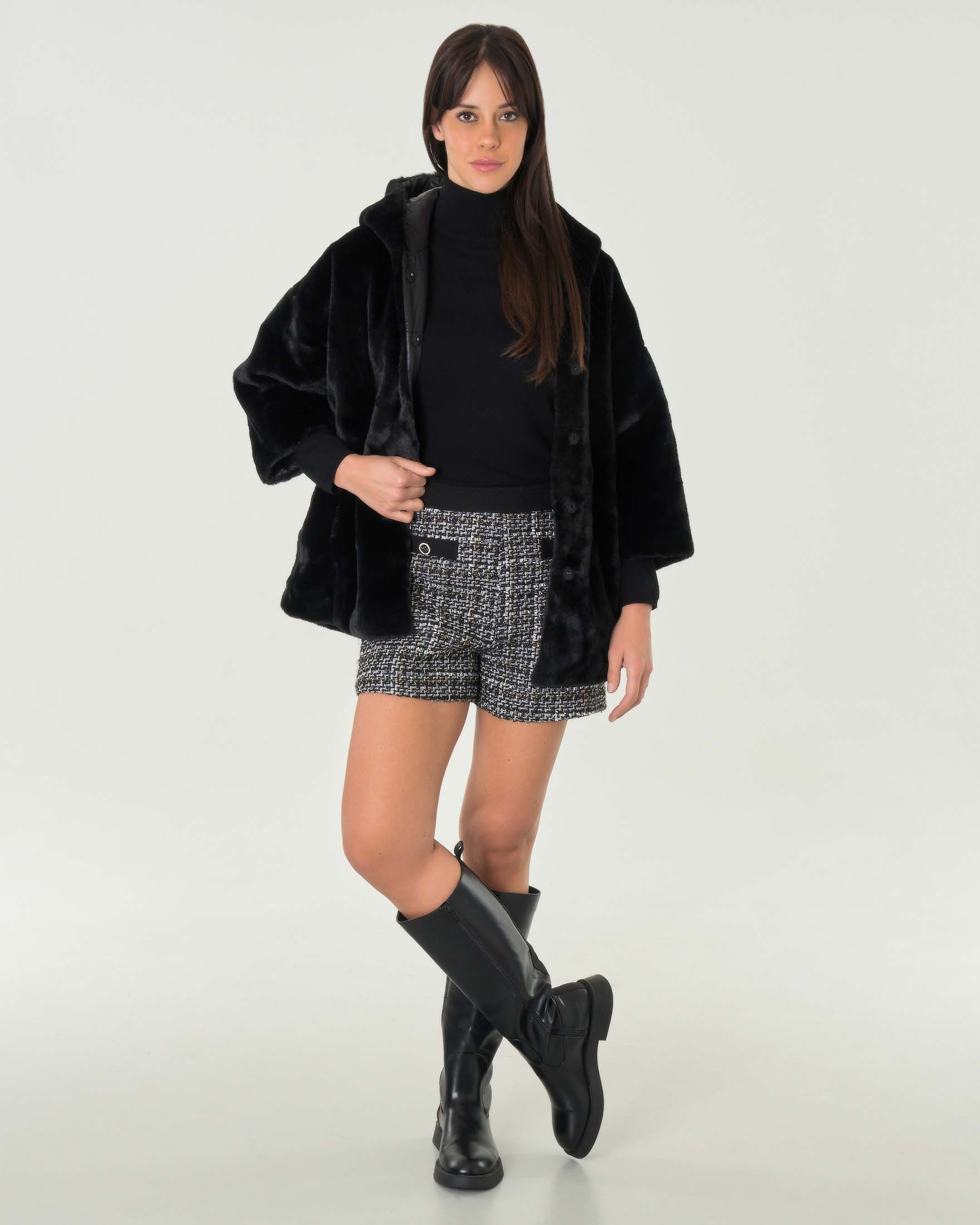 Cappa in ecopelliccia nera effetto visone con cappuccio con maniche tre quarti