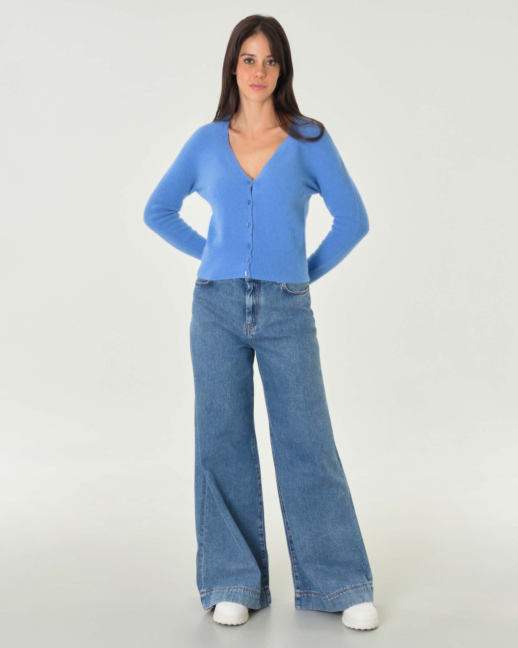 Cardigan celeste in alpaca e lana con scollo a V