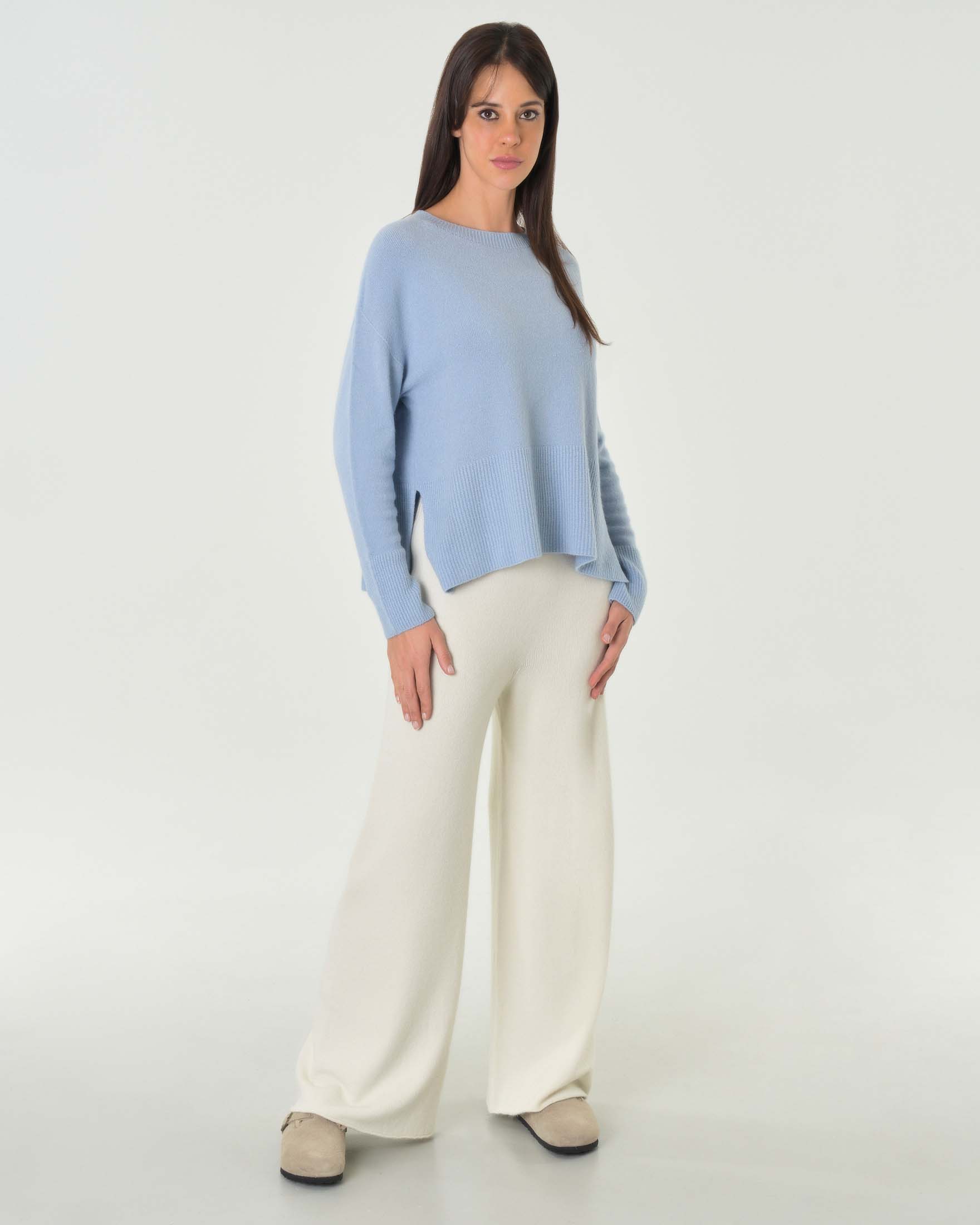 Maglia azzurra in misto viscosa con fondo alto lavorato a punto pannocchia