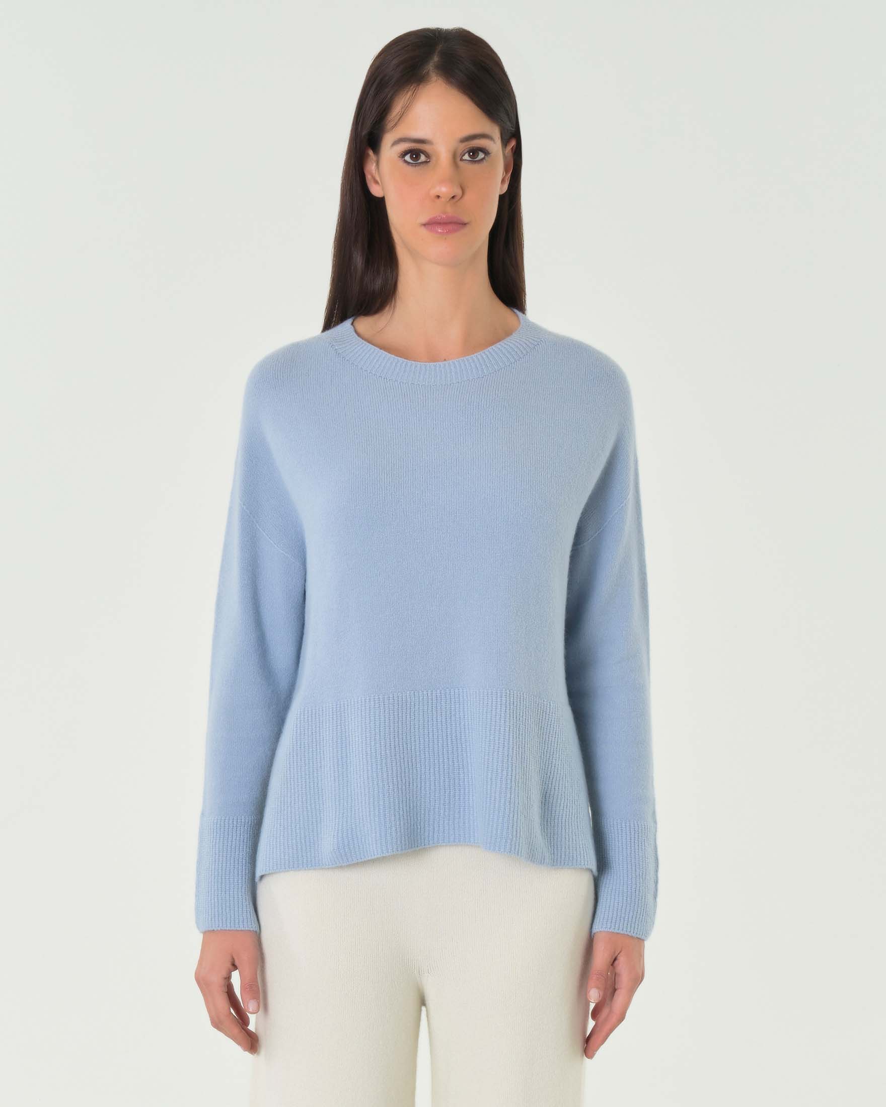 Maglia azzurra in misto viscosa con fondo alto lavorato a punto pannocchia image