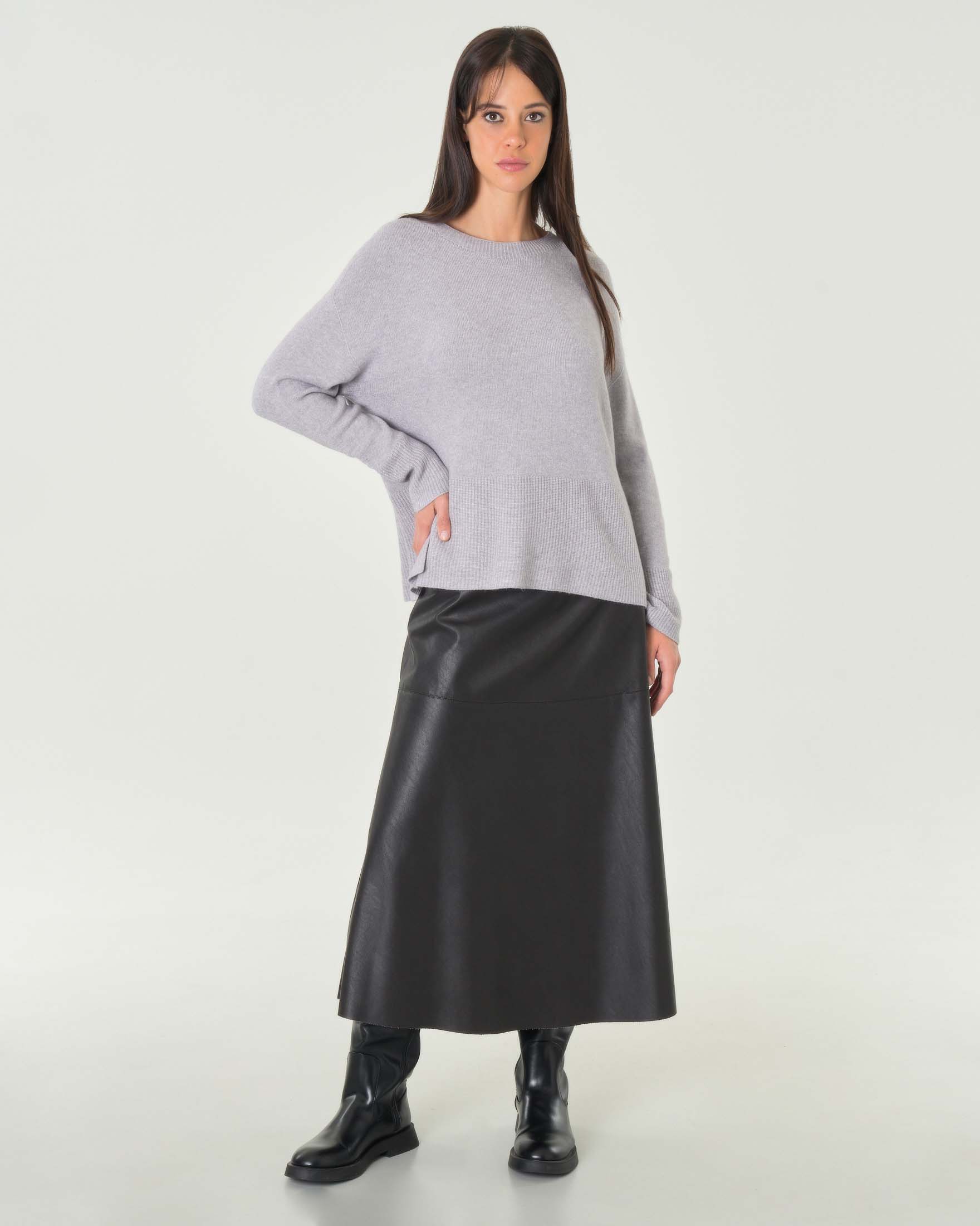 Maglia grigio perla in misto viscosa con fondo alto lavorato a punto pannocchia