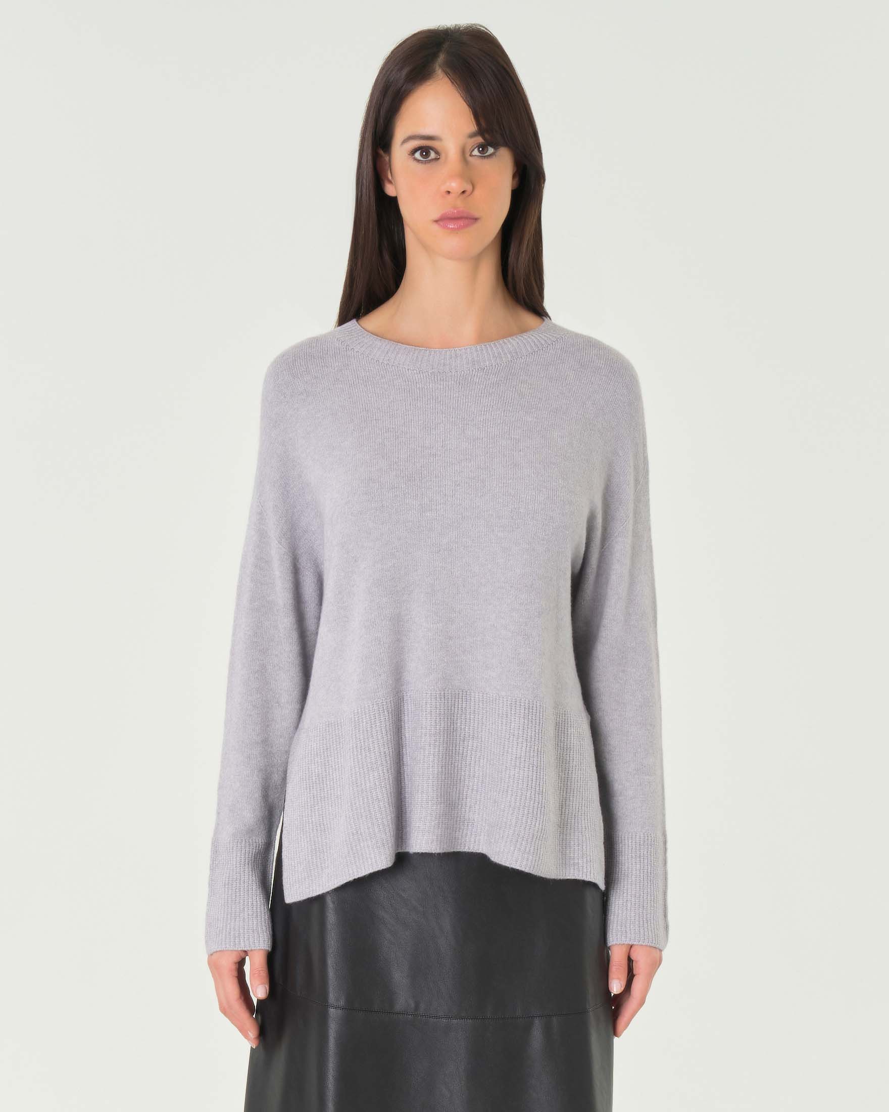 Maglia grigio perla in misto viscosa con fondo alto lavorato a punto pannocchia image