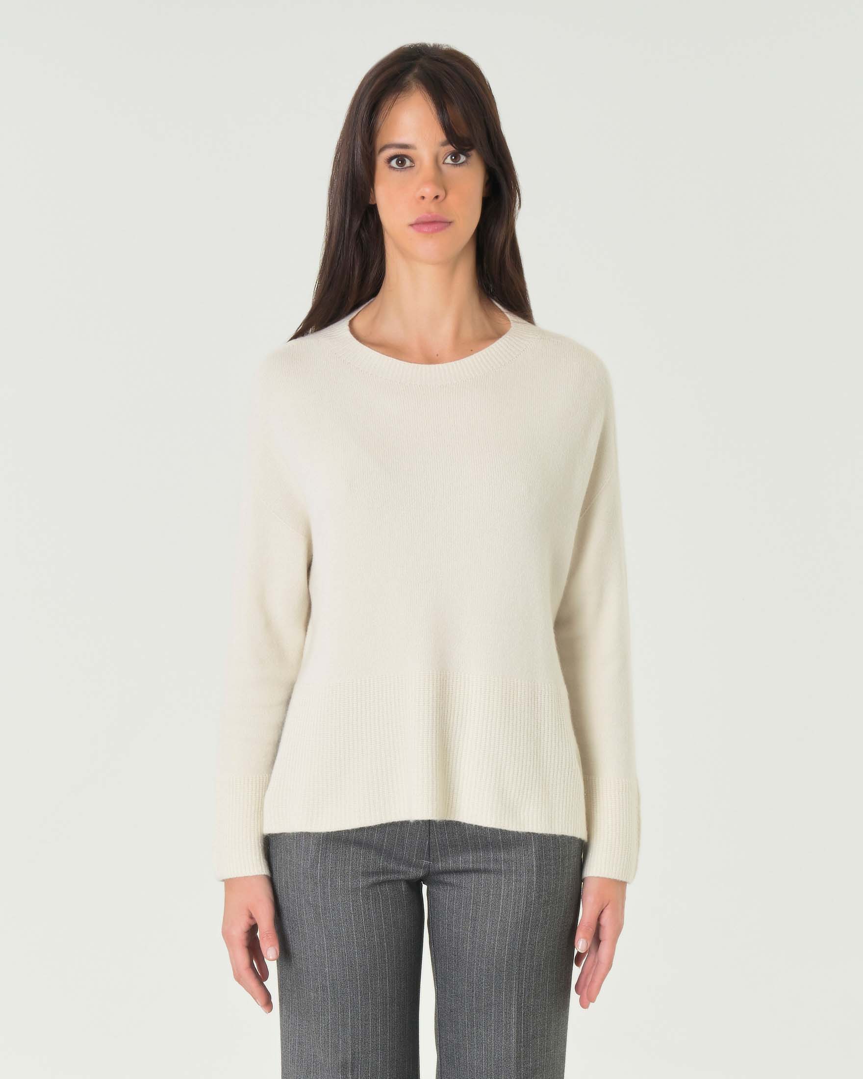 Maglia bianca in misto viscosa con fondo alto lavorato a punto pannocchia image