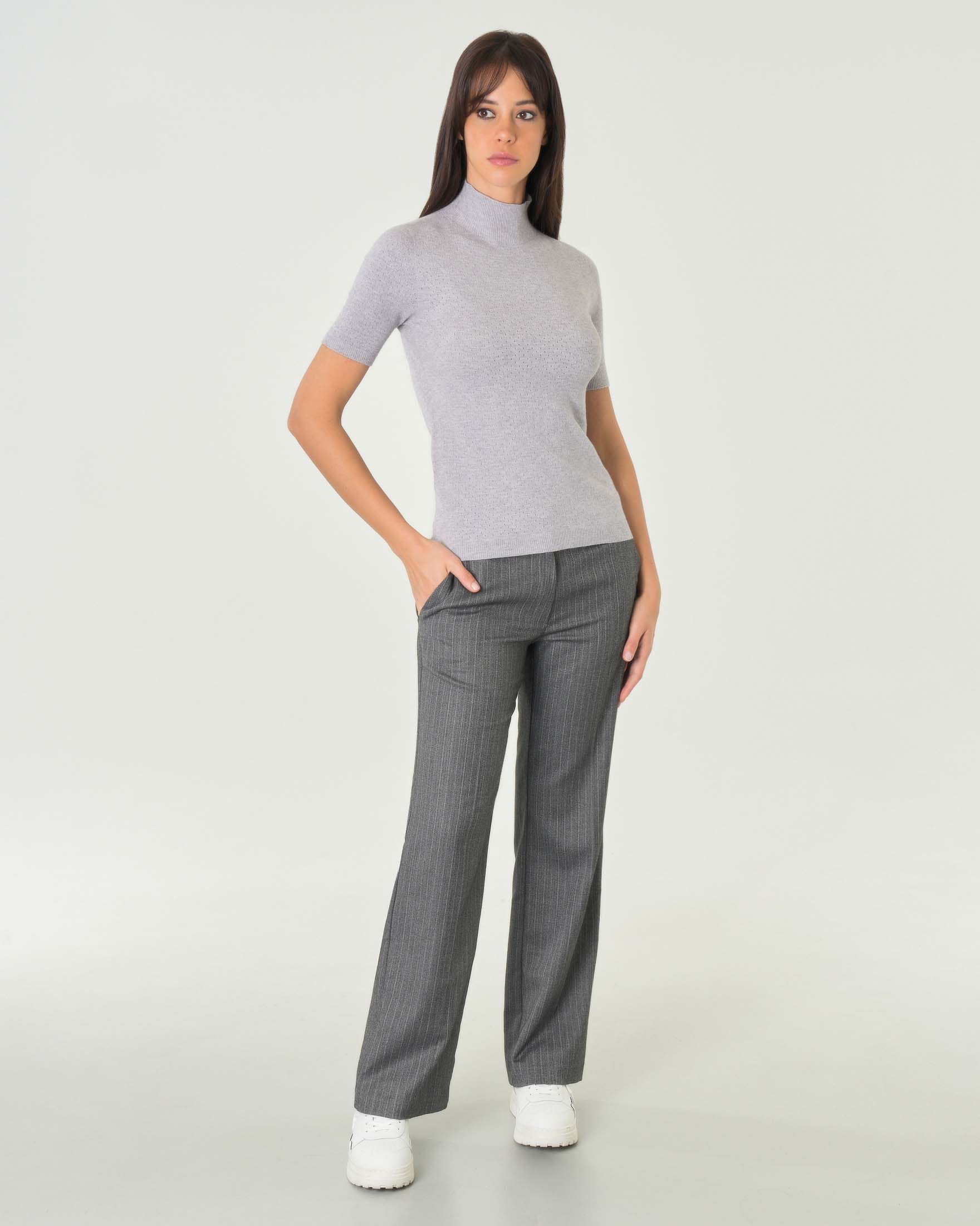 Maglia grigio peral a collo alto in misto viscosa a motivo traforato all over