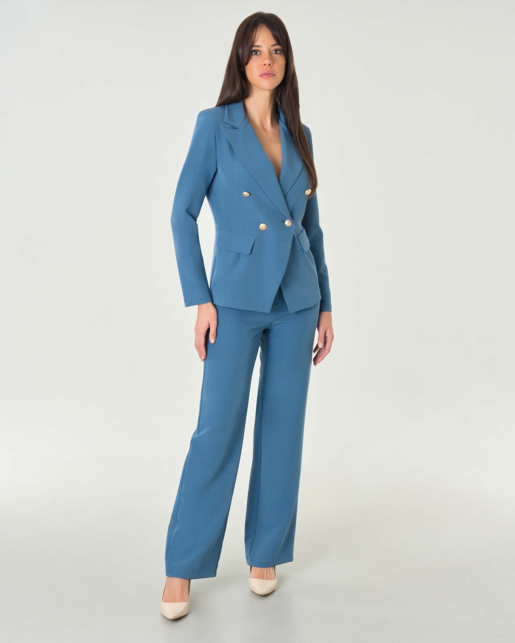 Giacca doppiopetto azzurra in tessuto tecnico dalla linea sfiancata con rever a lancia e bottoni dorati