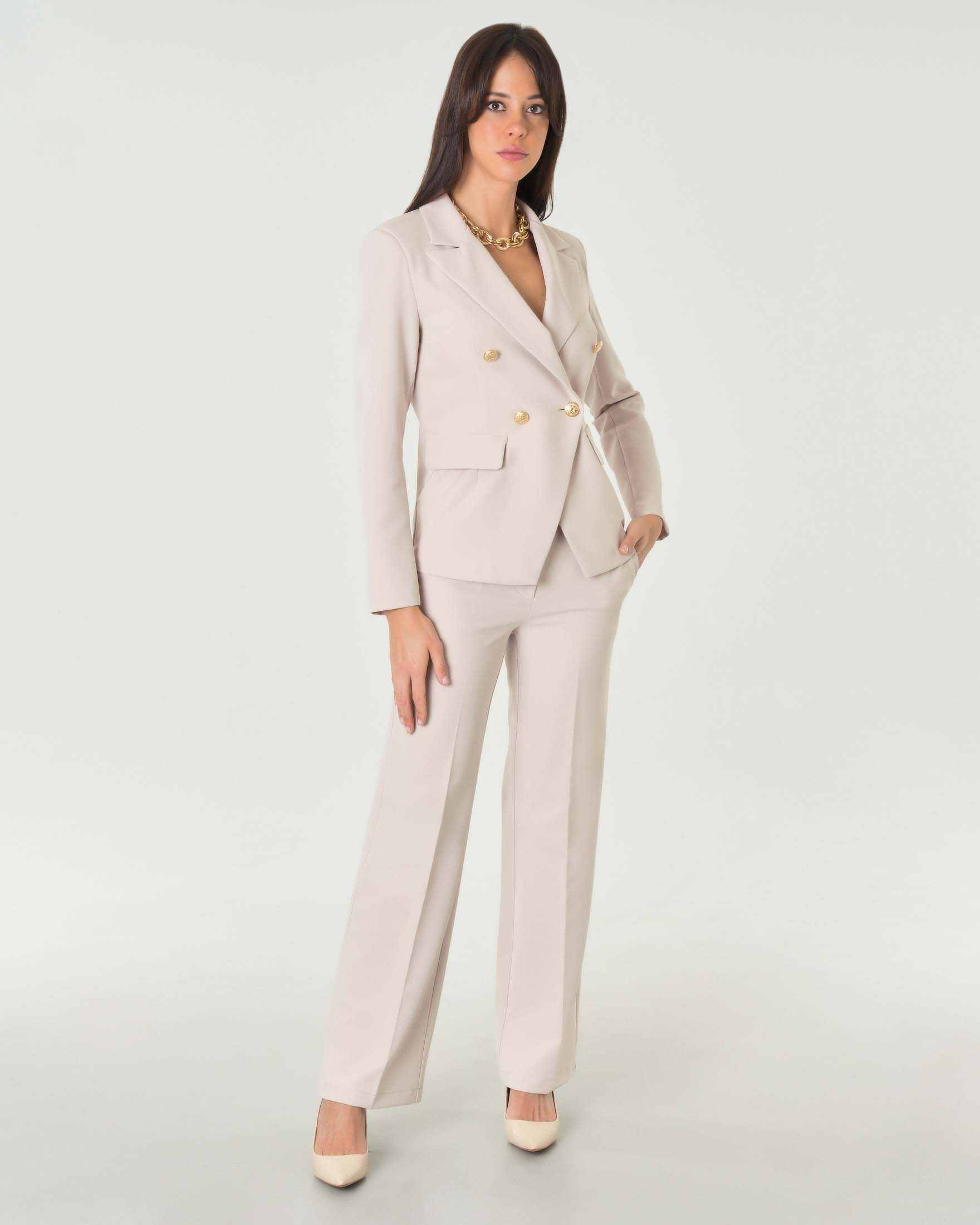 Giacca doppiopetto color burro in tessuto tecnico dalla linea sfiancata con rever a lancia e bottoni dorati