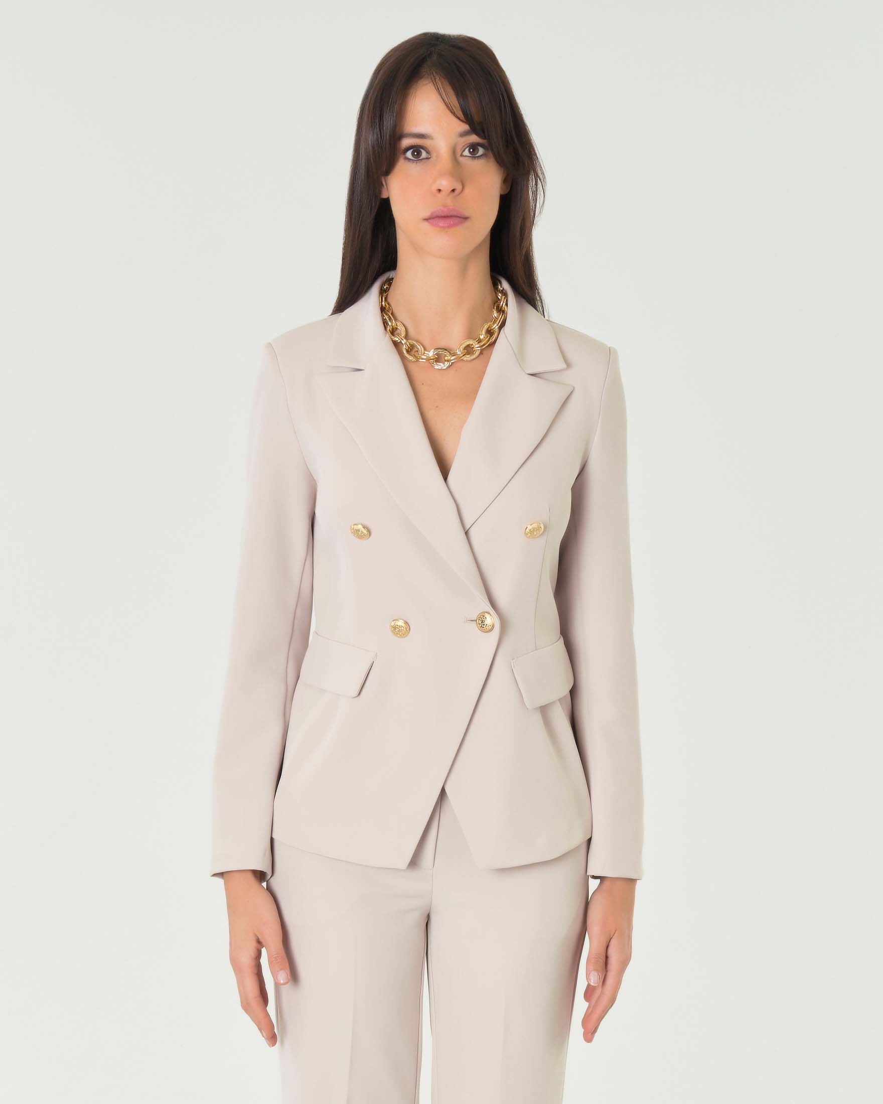 Giacca doppiopetto color burro in tessuto tecnico dalla linea sfiancata con rever a lancia e bottoni dorati image