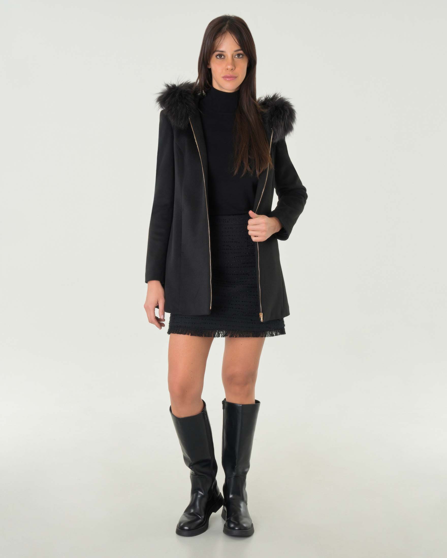 Cappottino nero dalla linea sfiancata con cappuccio profilato in pelo di mourmasky tono su tono
