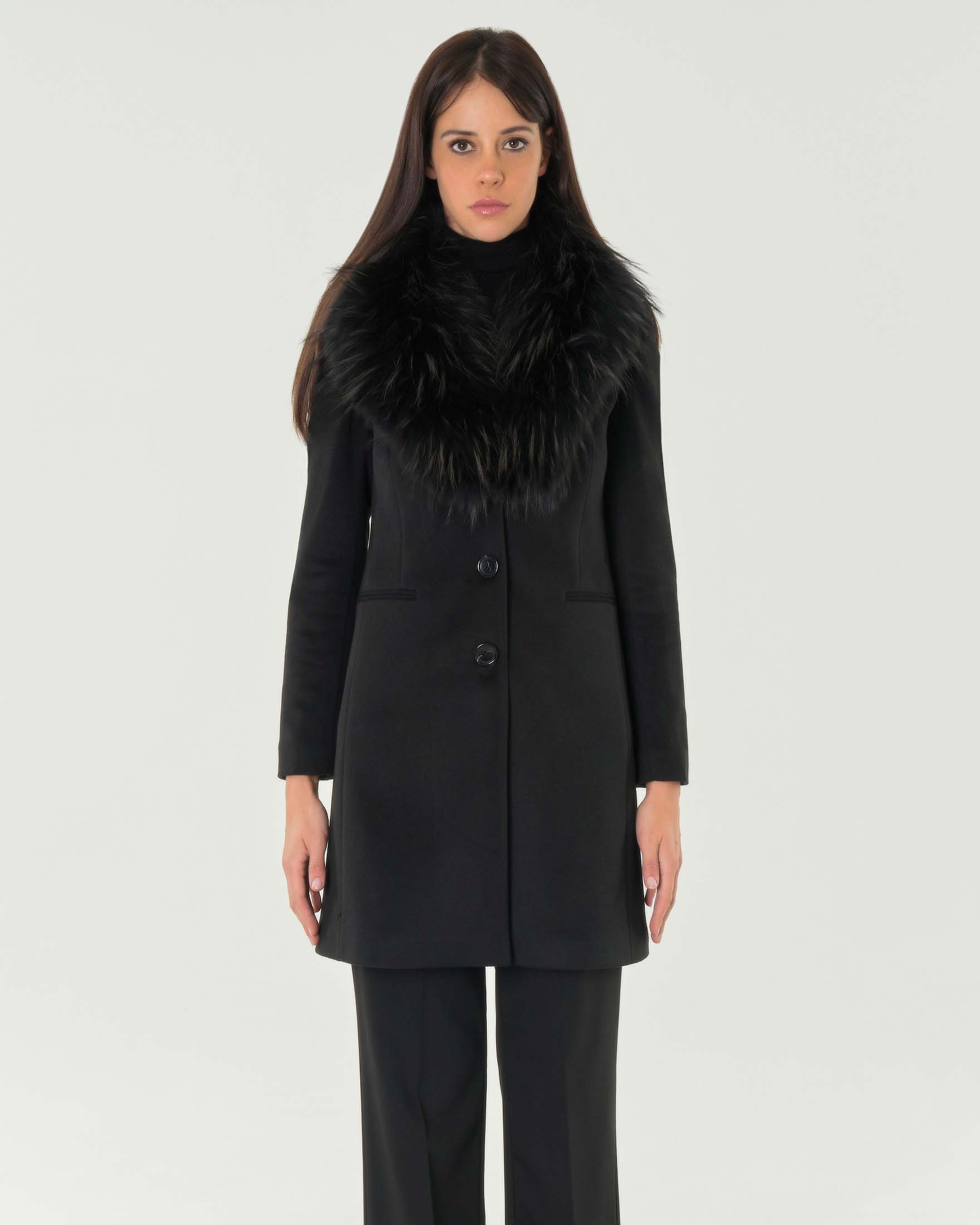 Cappotto nero in tessuto effetto lana dal taglio maschile con