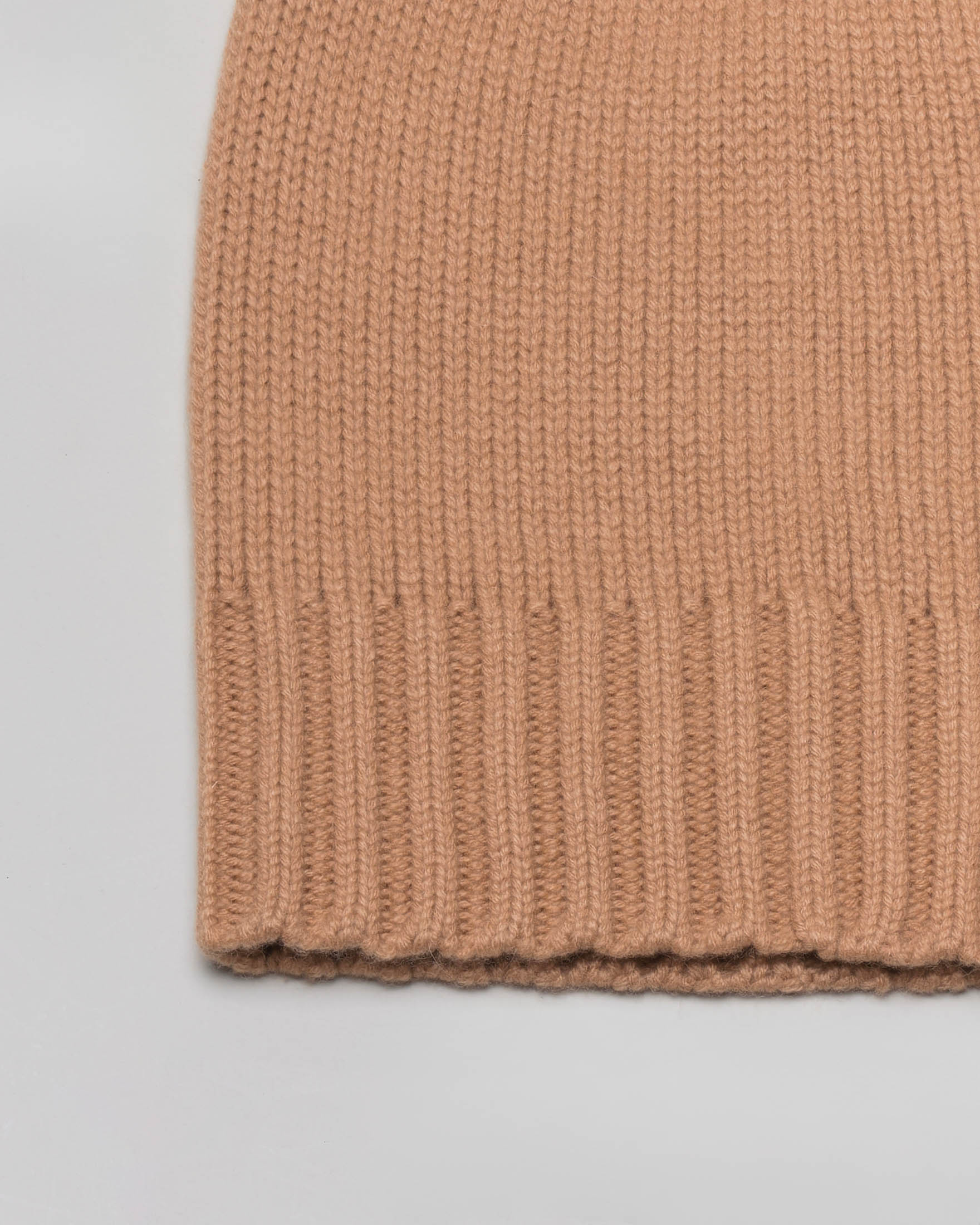 Berretto in cashmere color cammello con bordatura lavorata a coste image