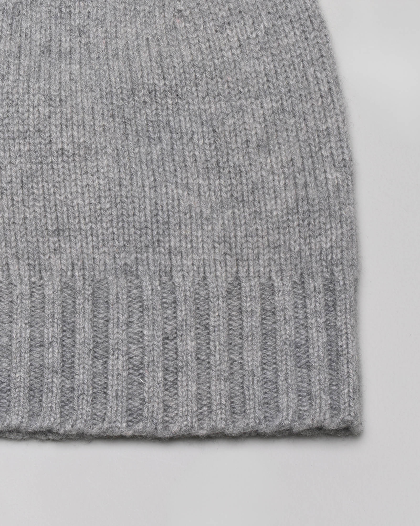 Berretto in cashmere grigio con bordatura lavorata a coste image