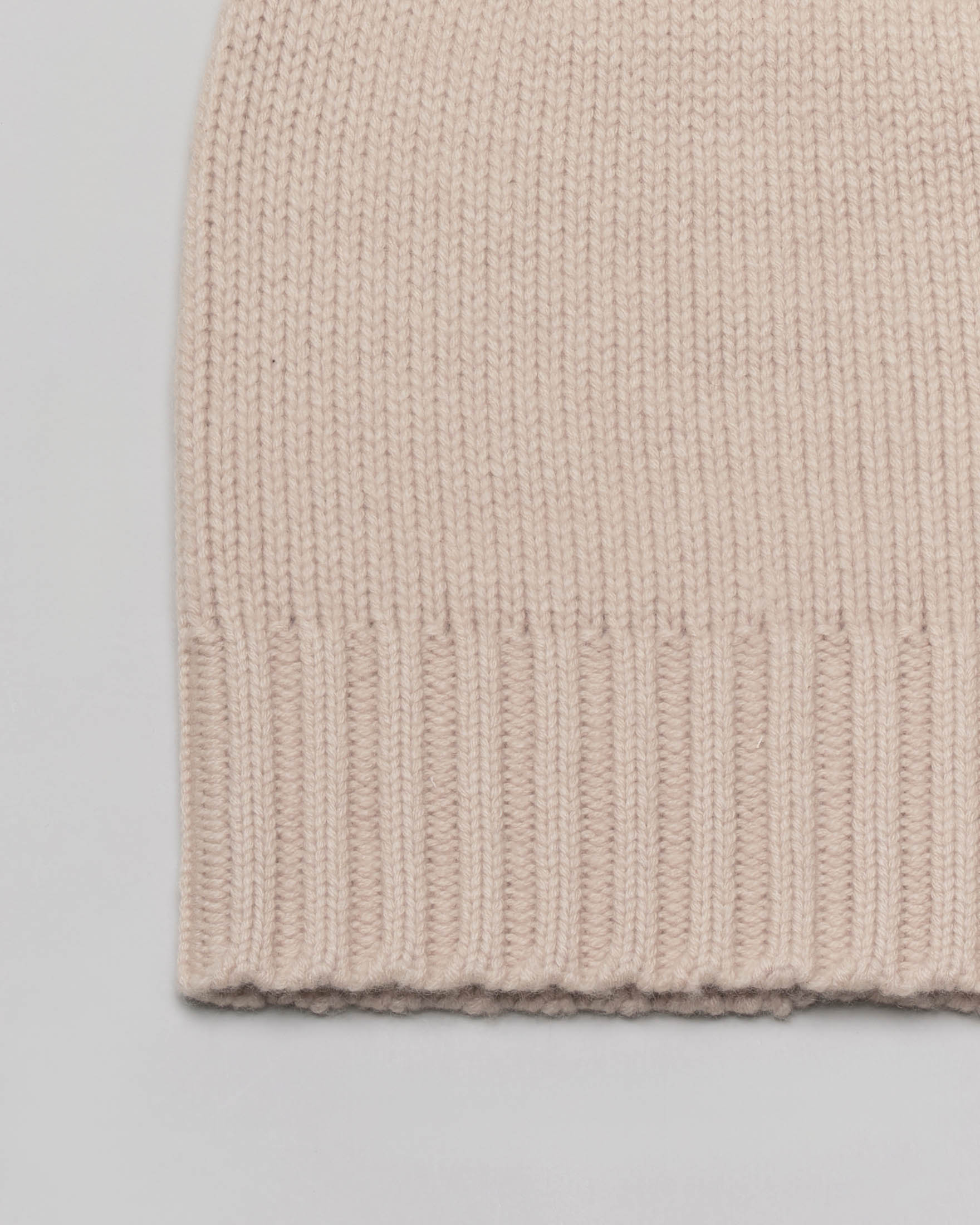 Berretto in cashmere beige con bordatura lavorata a coste image