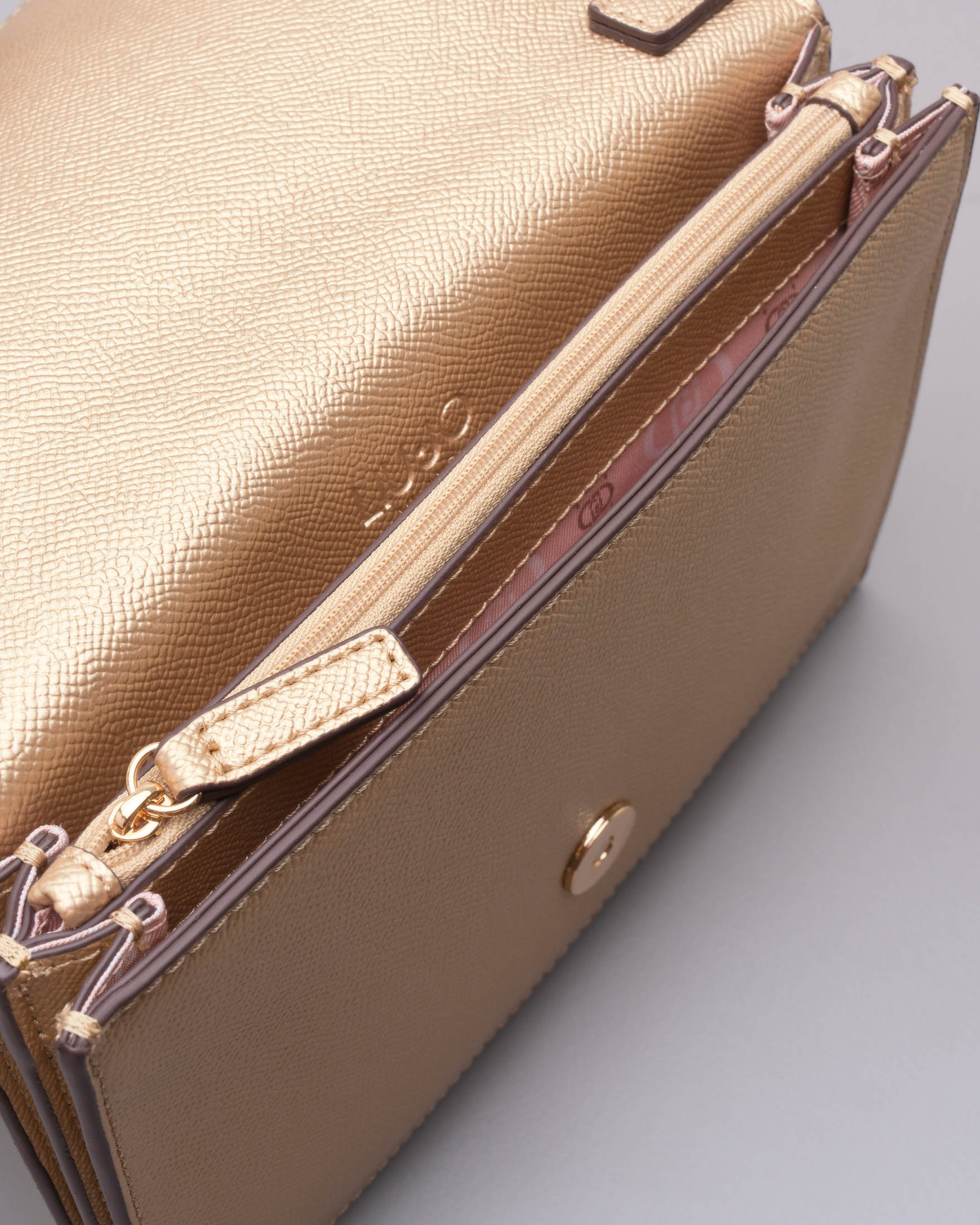 Pochette piatta in similpelle effetto saffiano color oro con tracolla sottile a catena image