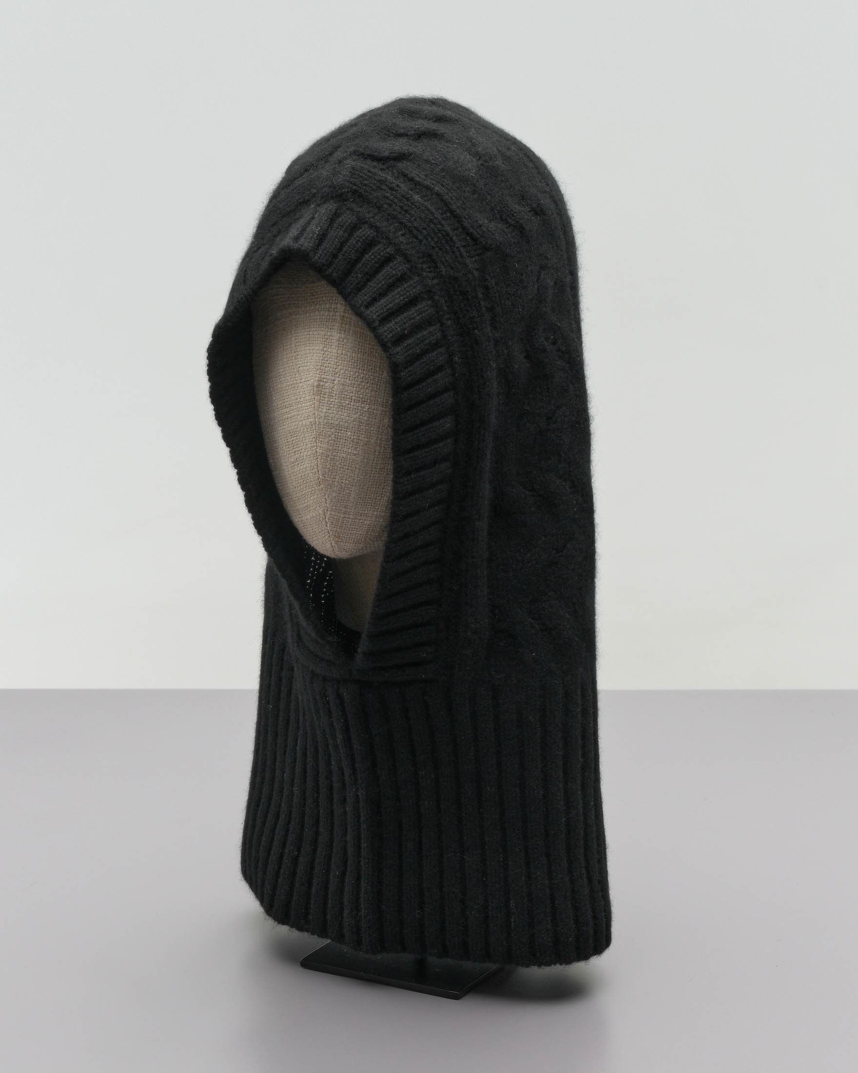 Balaclava nera in cashmere lavorato a trecce