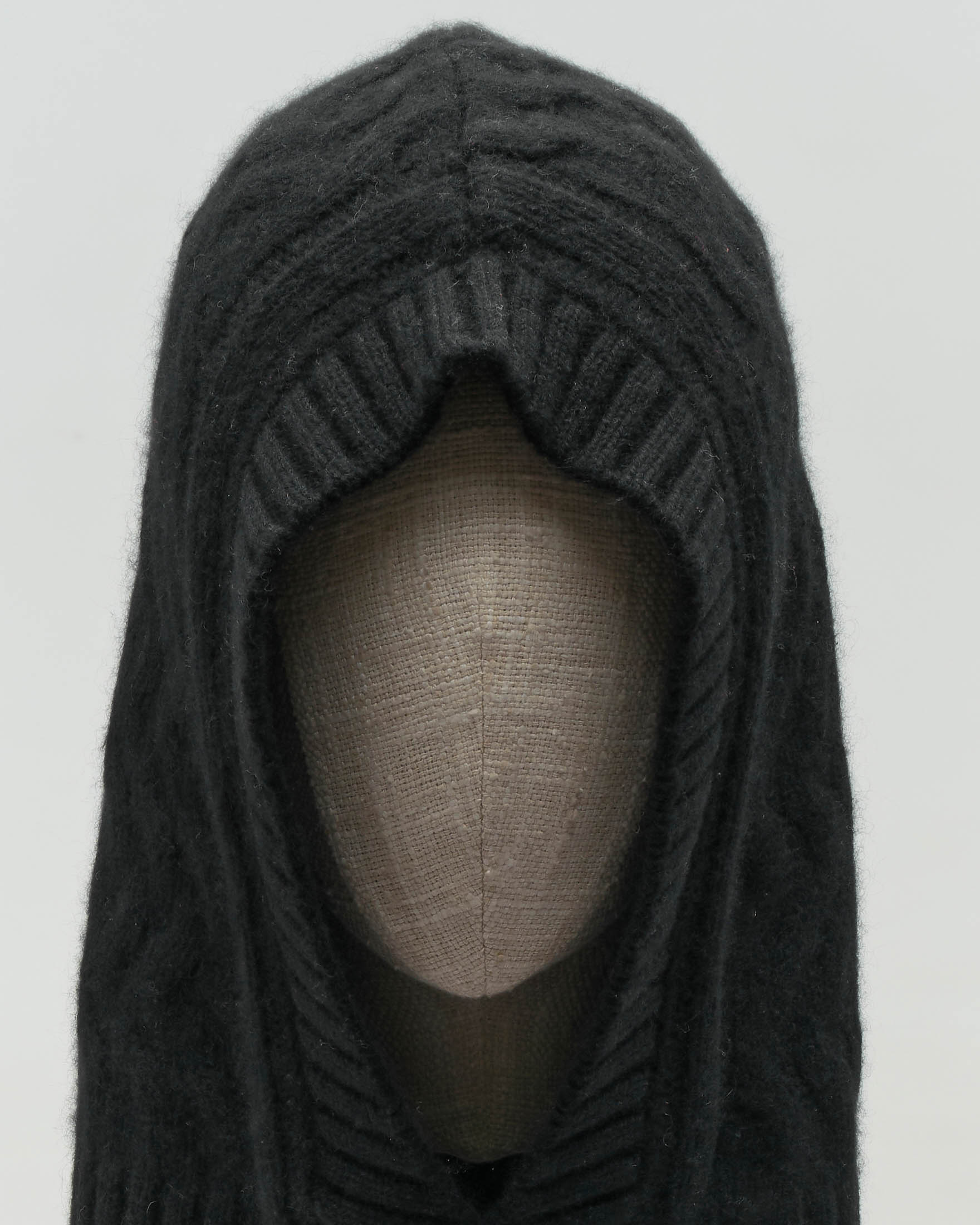 Balaclava nera in cashmere lavorato a trecce image