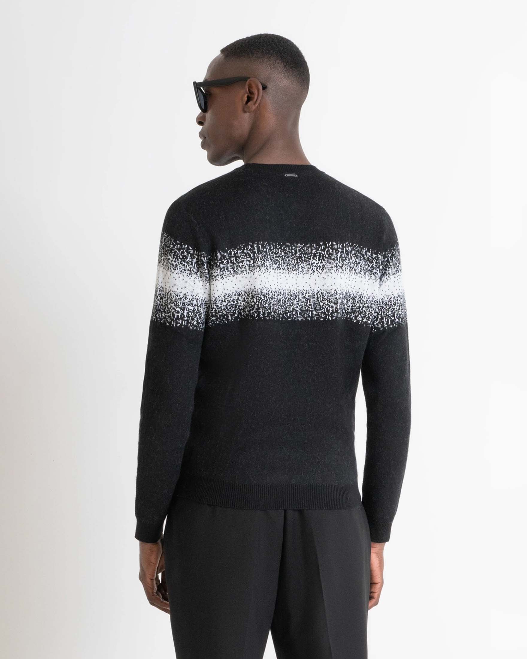 Maglia girocollo nera in misto lana con fascia bianca sul petto image