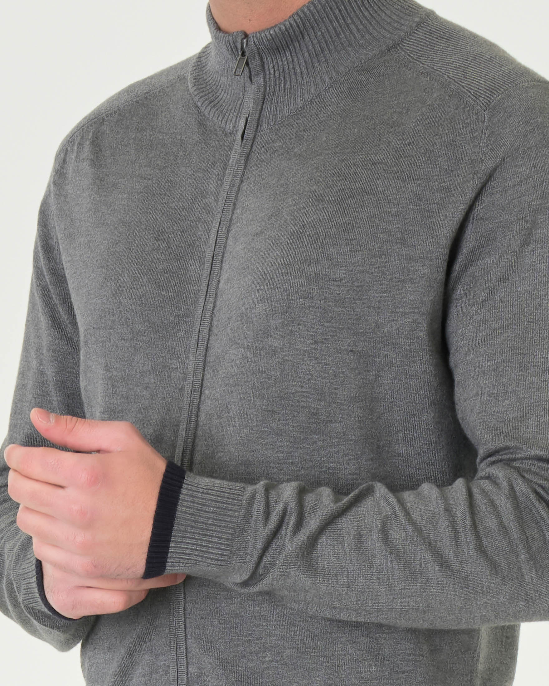 Maglia a collo alto grigio scuro in viscosa con chiusura a cerniera e bordino blu image