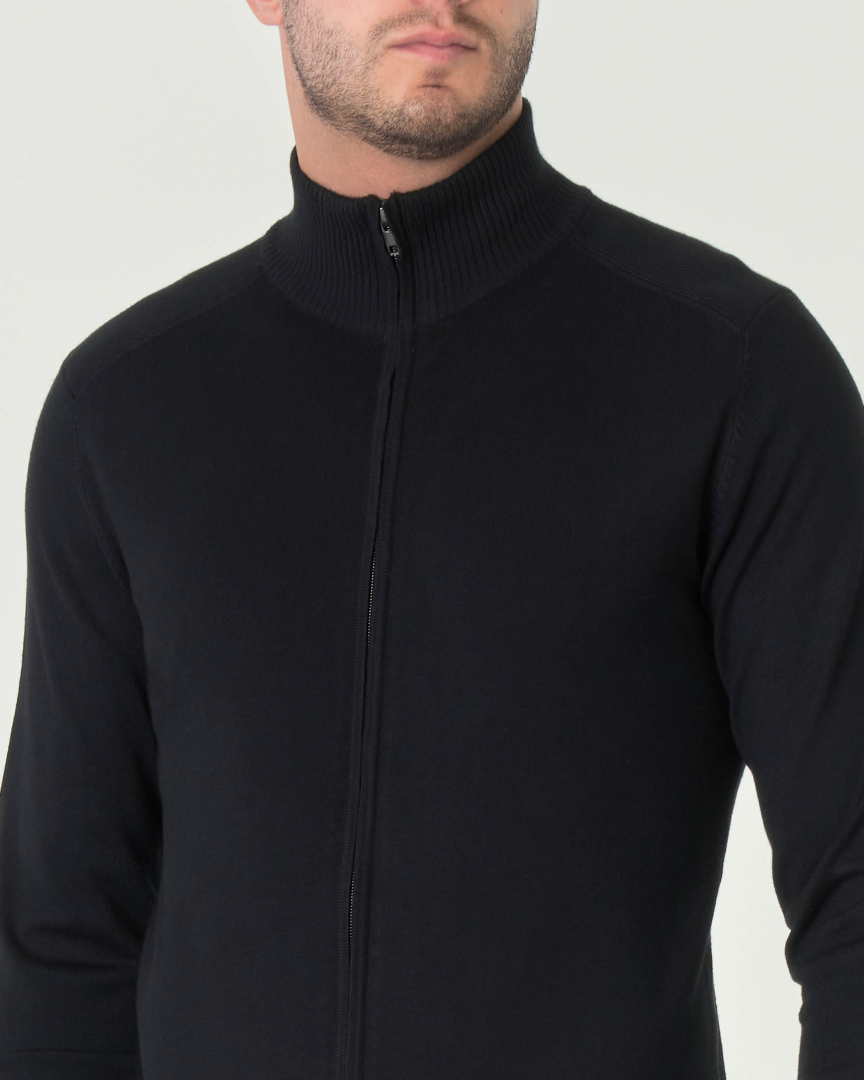 Maglia a collo alto nera in viscosa con chiusura a cerniera e bordino color cammello image