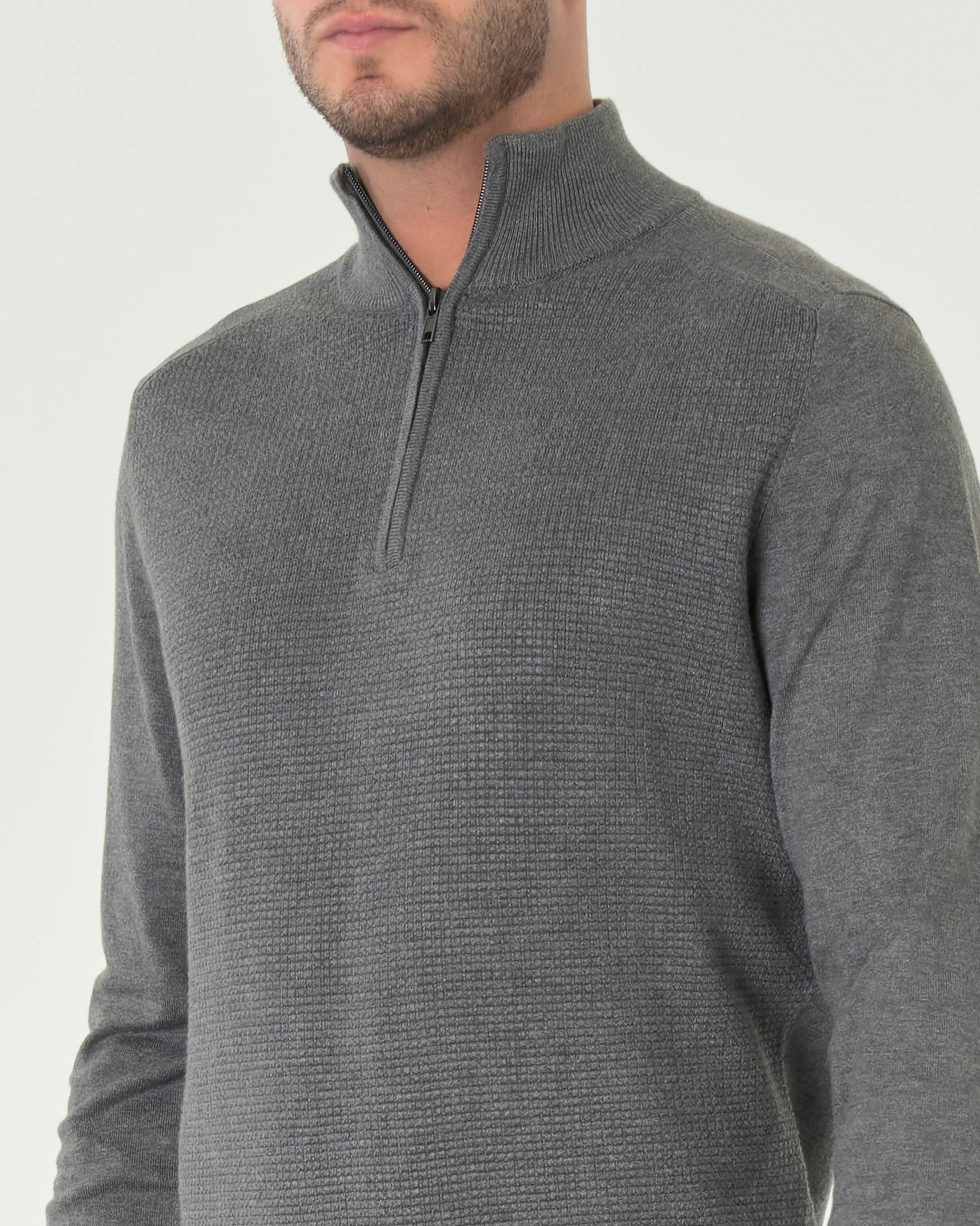 Maglia grigio scuro in viscosa a collo alto con apertura a mezza zip e pannello frontale micro armatura image