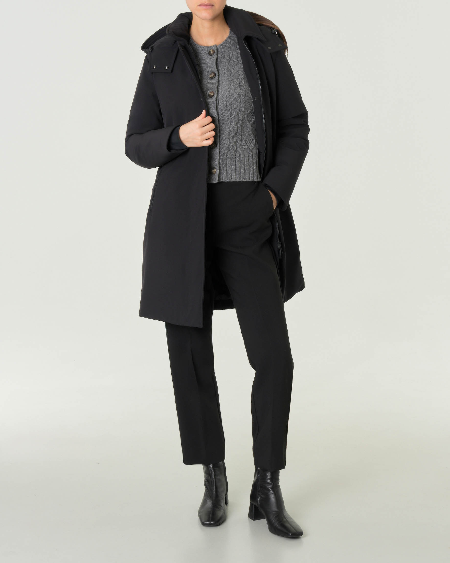 Trench nero Firth in tech SoftShell imbottito in piuma con colletto a camicia e cappuccio staccabile