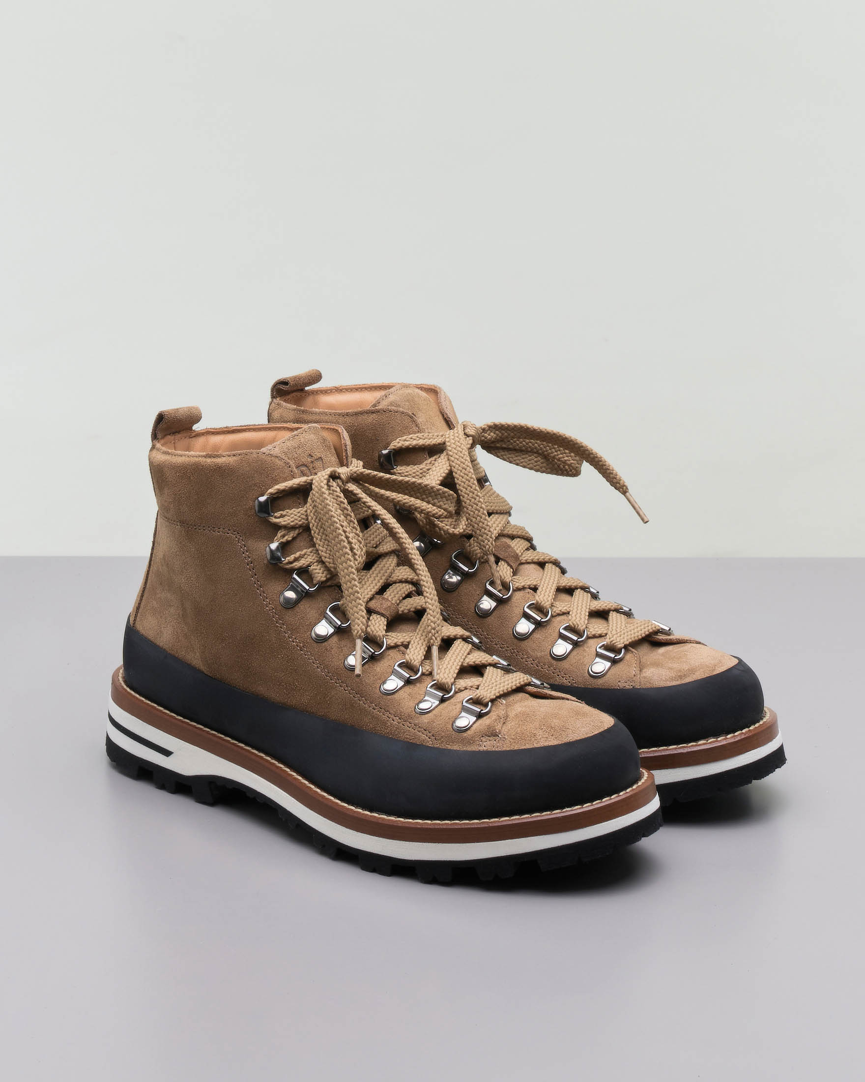 Pedula Mon Piz Lussari in pelle scamosciata color cammello con bordo nero