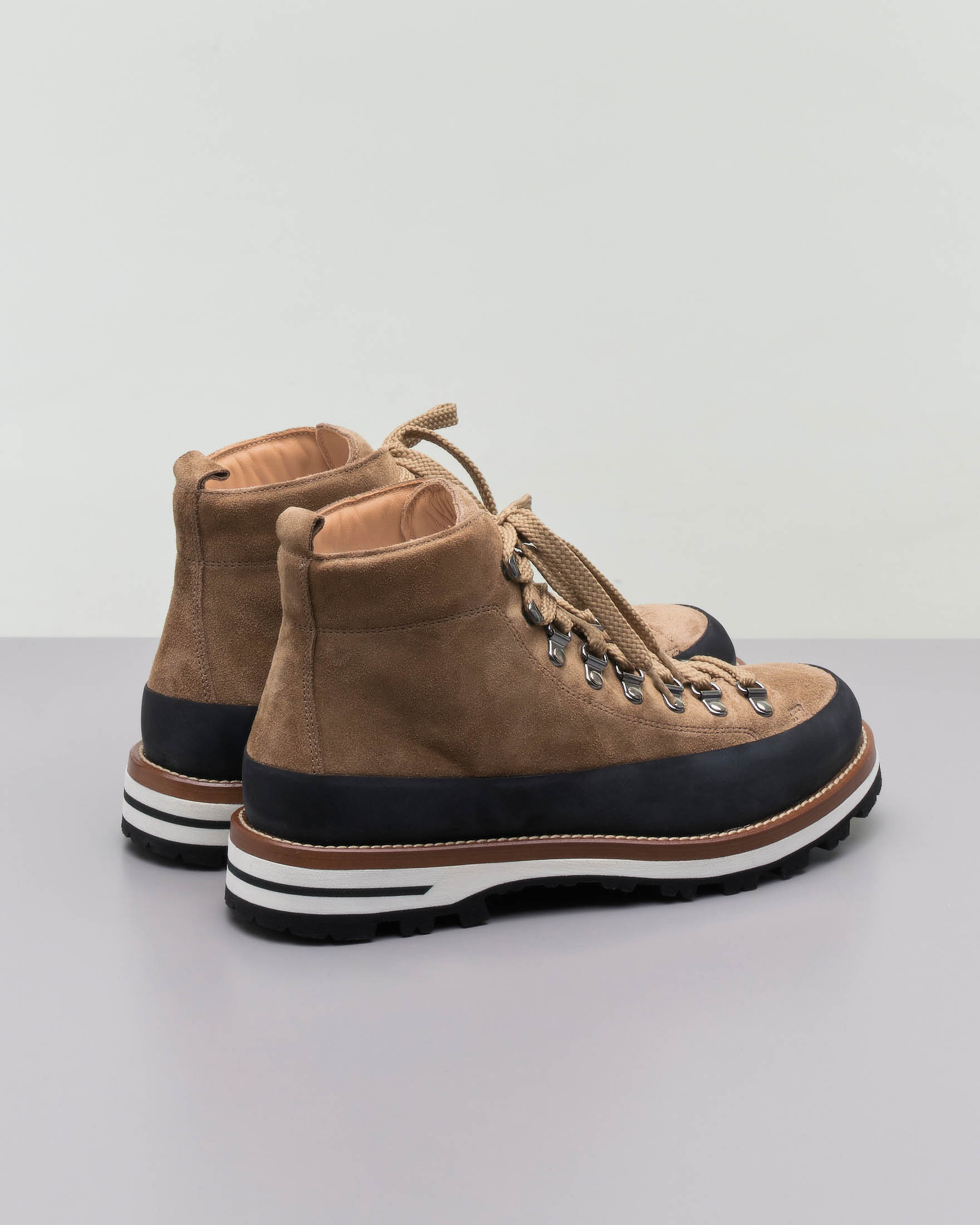 Pedula Mon Piz Lussari in pelle scamosciata color cammello con bordo nero