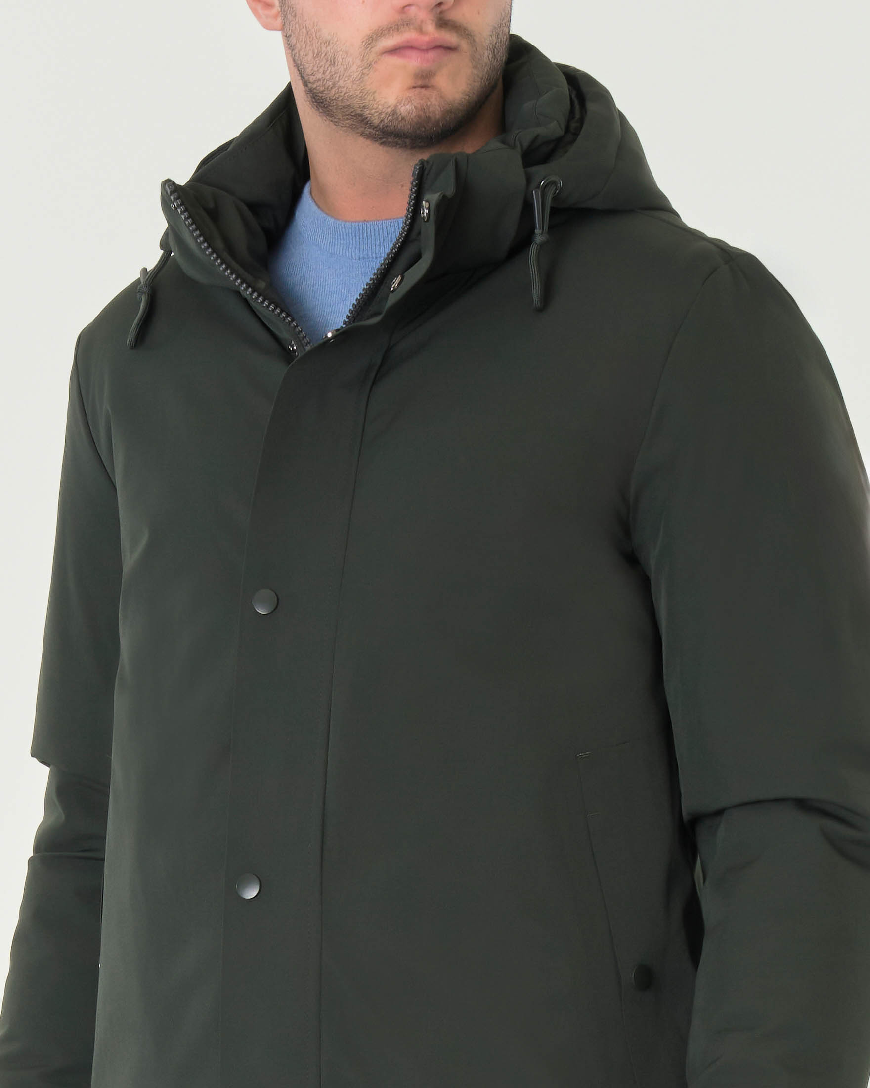 Parka verde militare con cappuccio in tessuto tecnico imbottito con chiusura a cerniera nascosta image