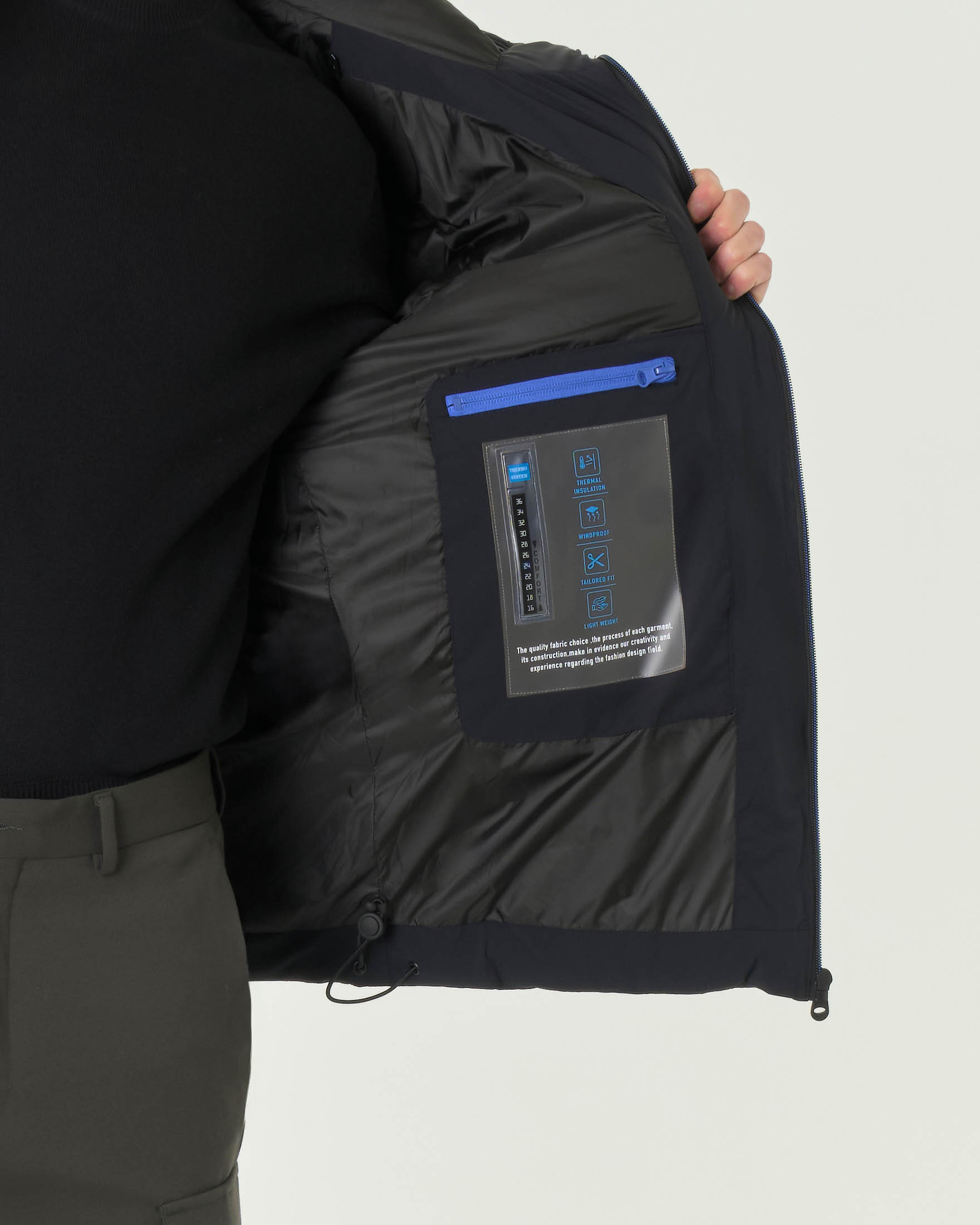 Piumino nero con cappuccio in tessuto tecnico imbottito image