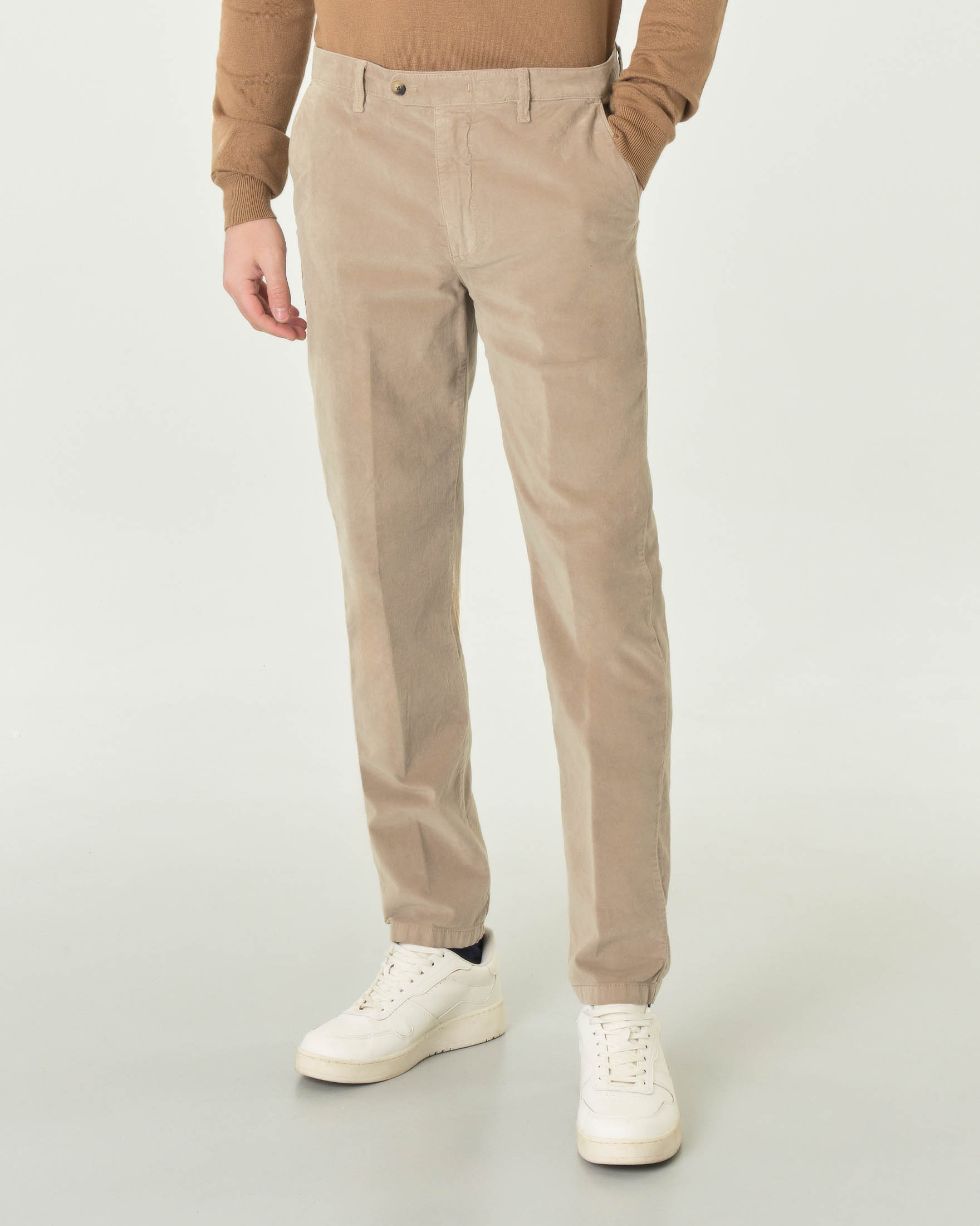 Pantaloni chino beige slim-fit in velluto liscio di cotone stretch con piega stirata