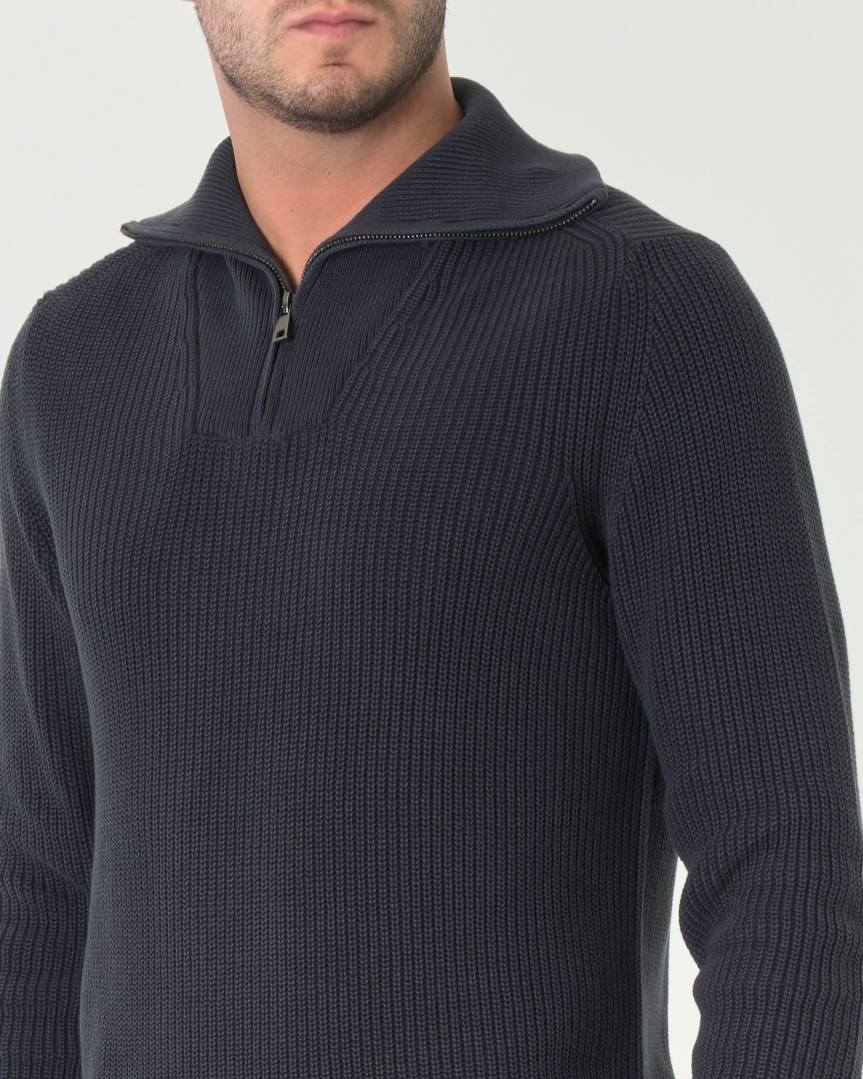 Maglia blu notte in puro cotone a coste inglesi con collo alto e apertura a mezza zip image
