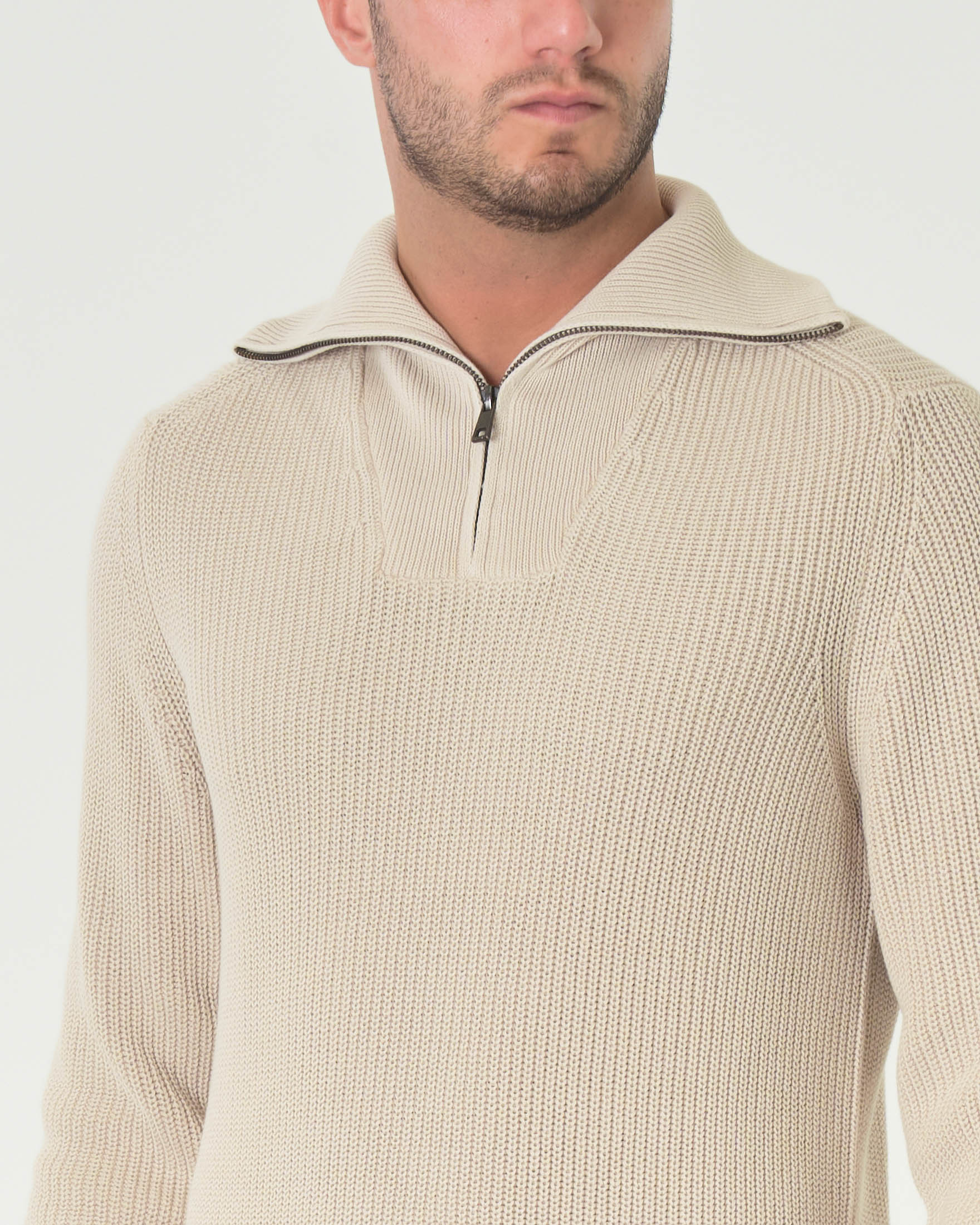 Maglia beige in puro cotone a coste inglesi con collo alto e apertura a mezza zip image