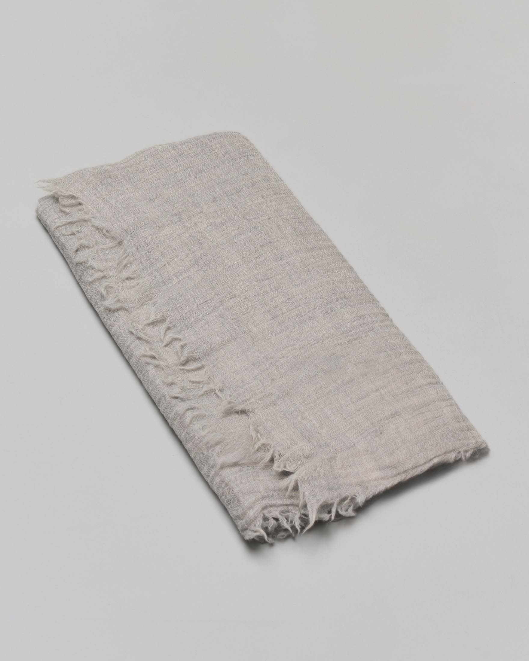 Sciarpa Raja grigio chiaro in garza di lana con orli sfrangiati