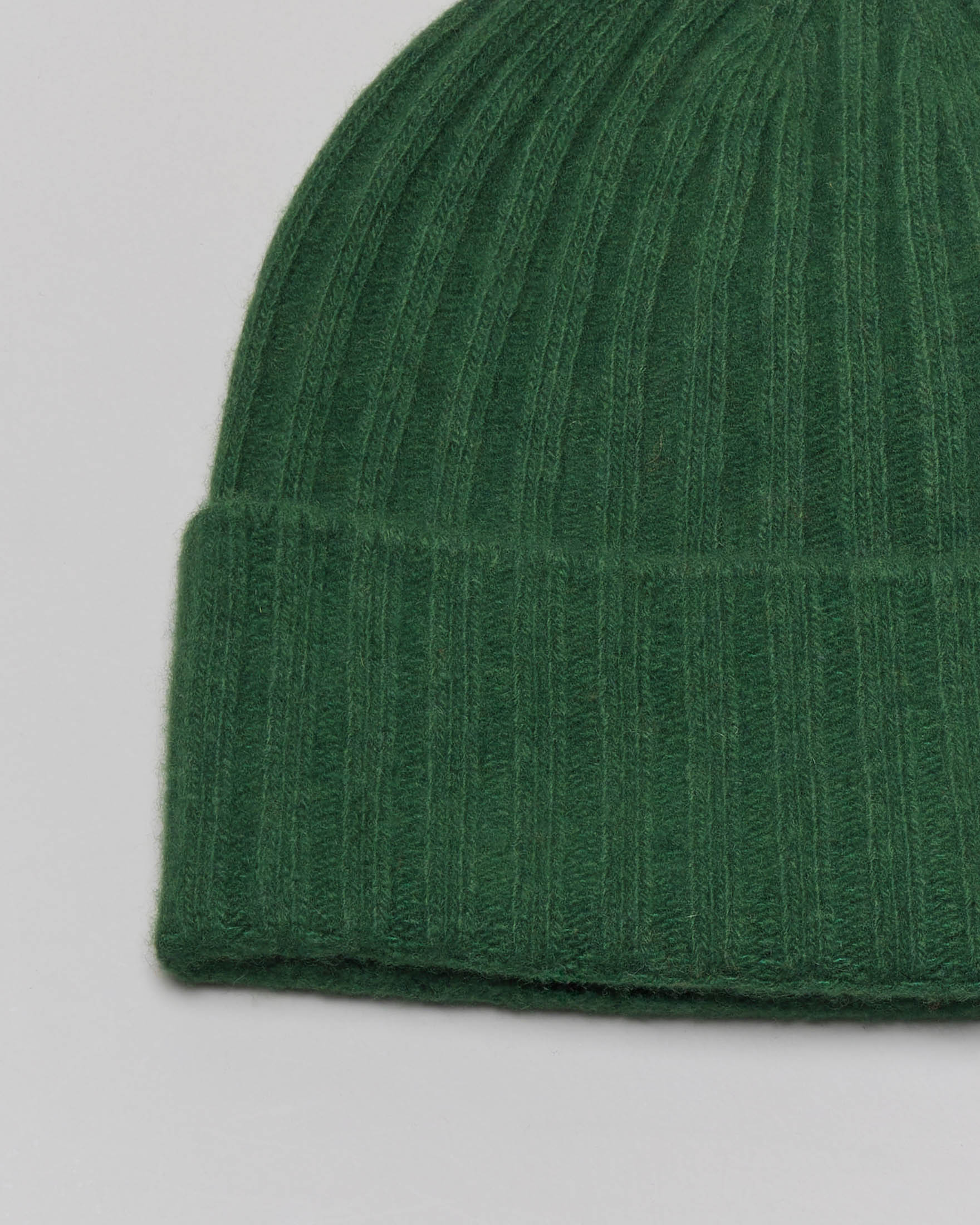 Berretto verde in misto lana merino e cachemire a coste con risvolto