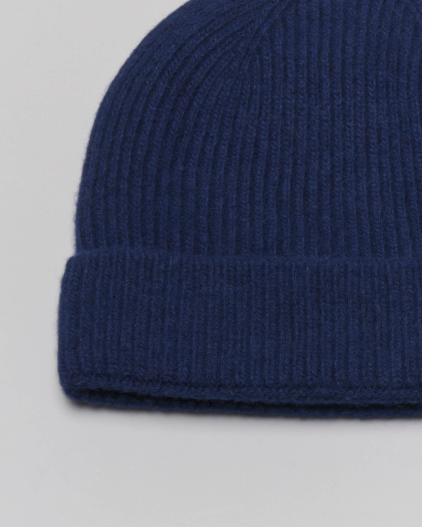 Berretto blu in misto lana merino e cachemire a costine con risvolto