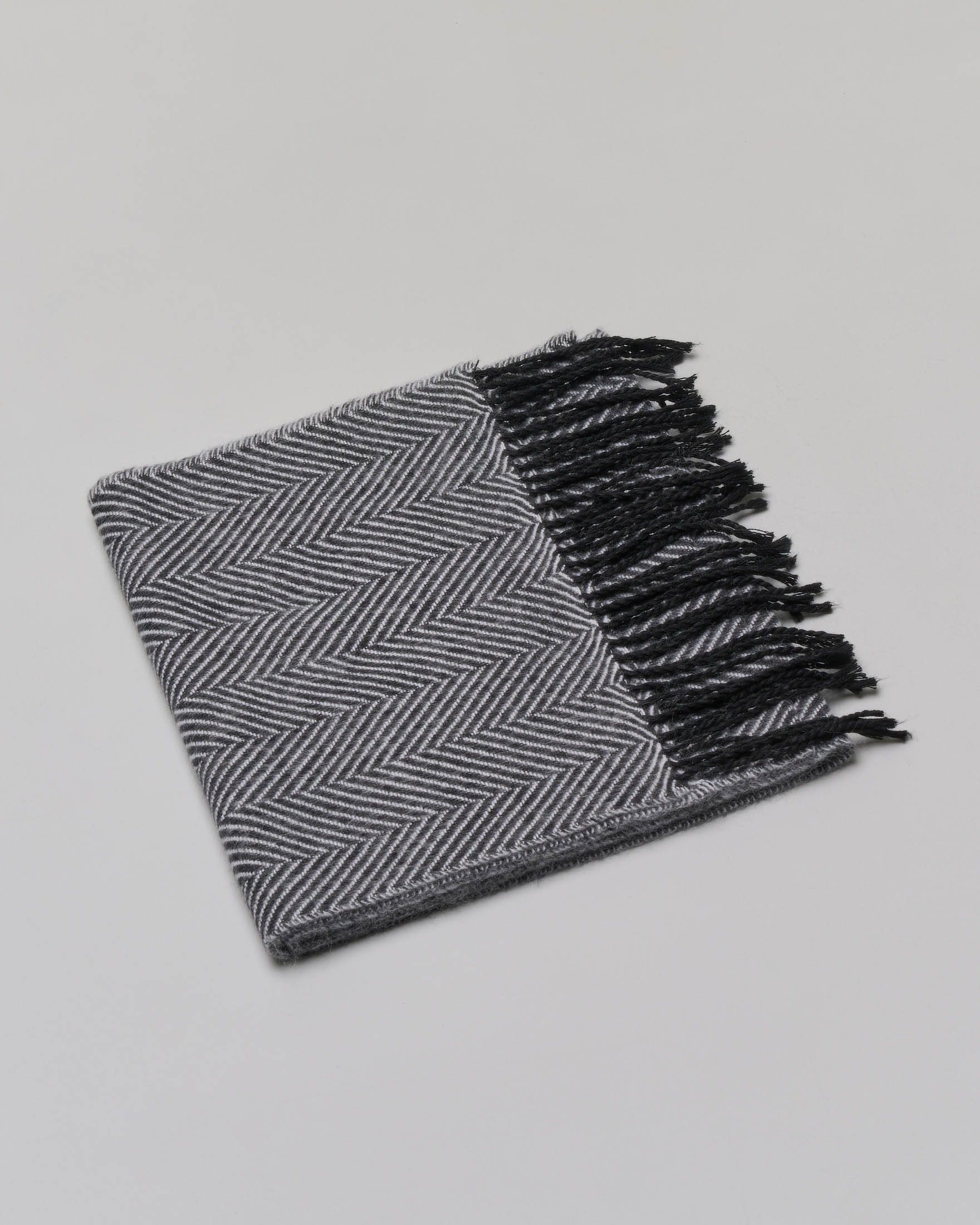 Sciarpa Pellizzari in tessuto chevron bianco e nero con frange