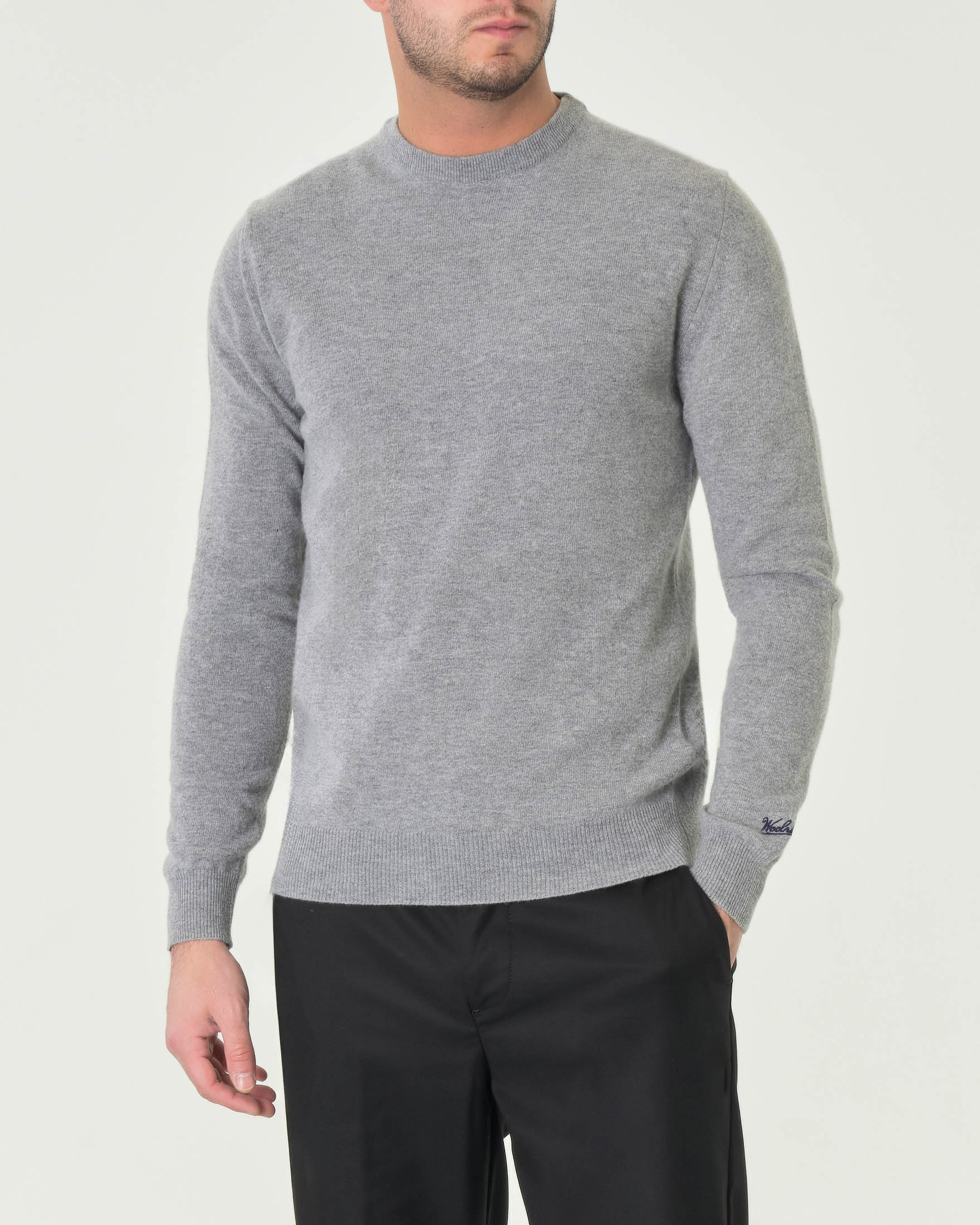 Maglia girocollo Woolrich grigio chiaro in lambswool di pura lana con logo ricamato sul polso