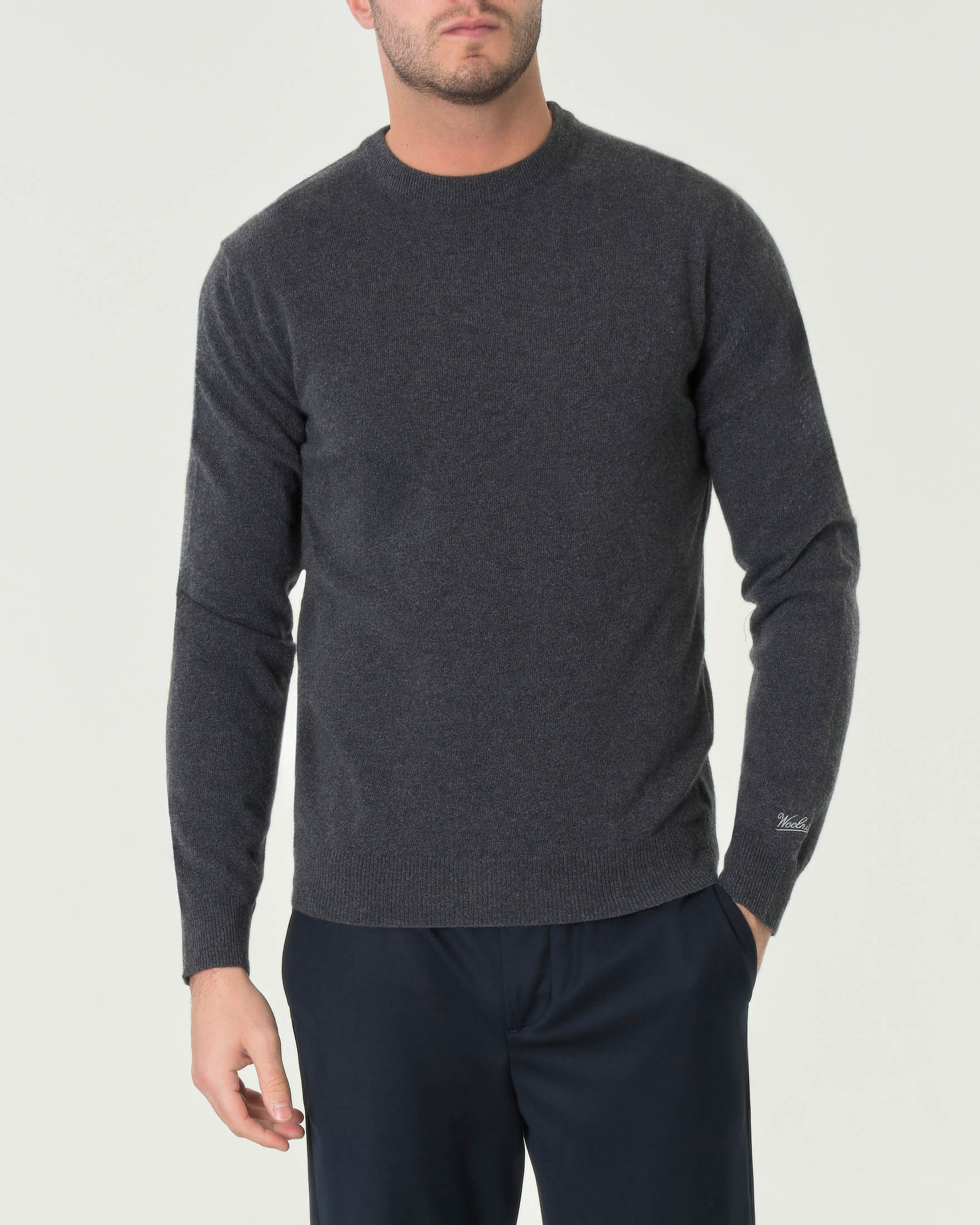 Maglia girocollo Woolrich antracite in lambswool di pura lana con logo ricamato sul polso