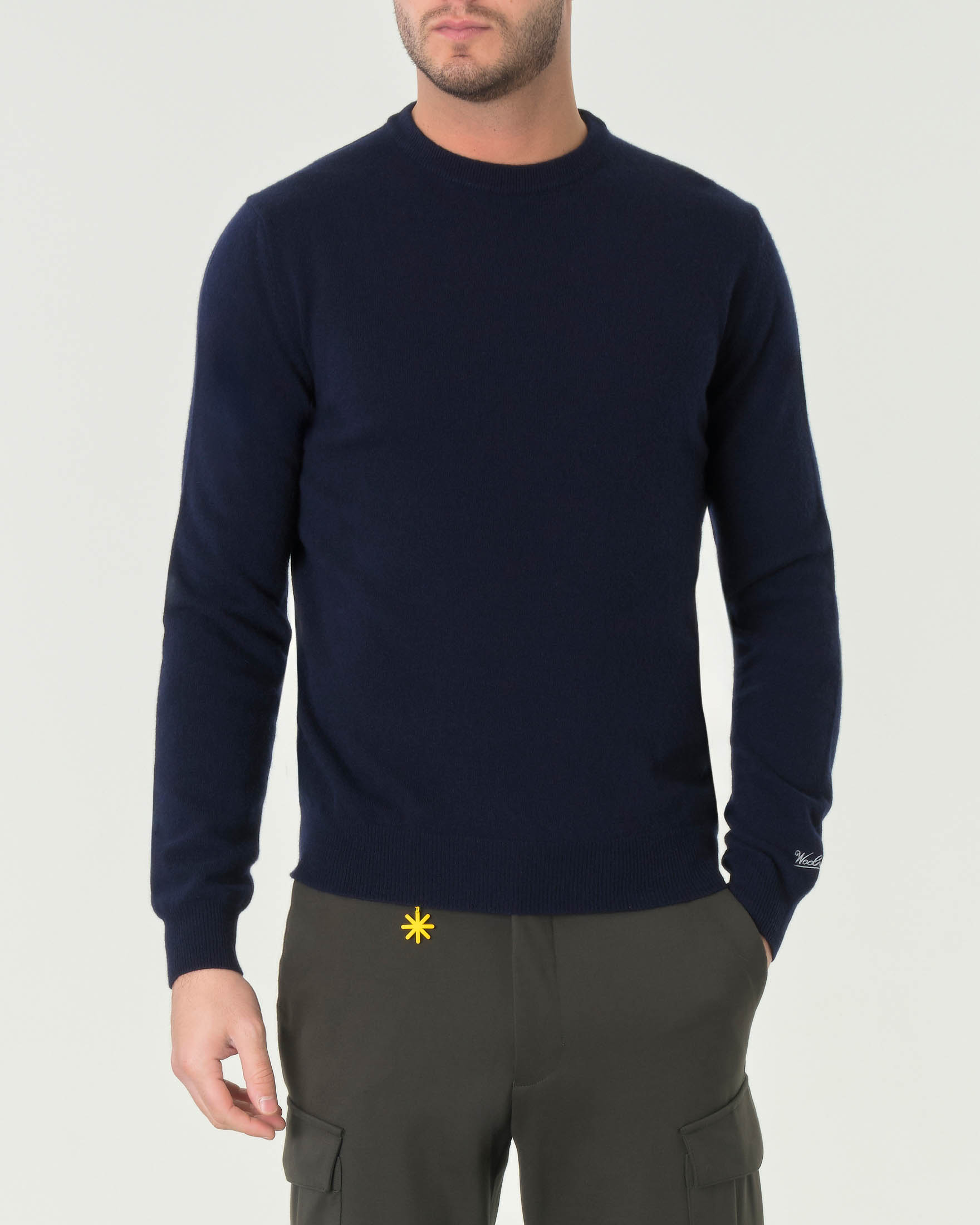 Maglia girocollo Woolrich blu navy in lambswool di pura lana con logo ricamato sul polso