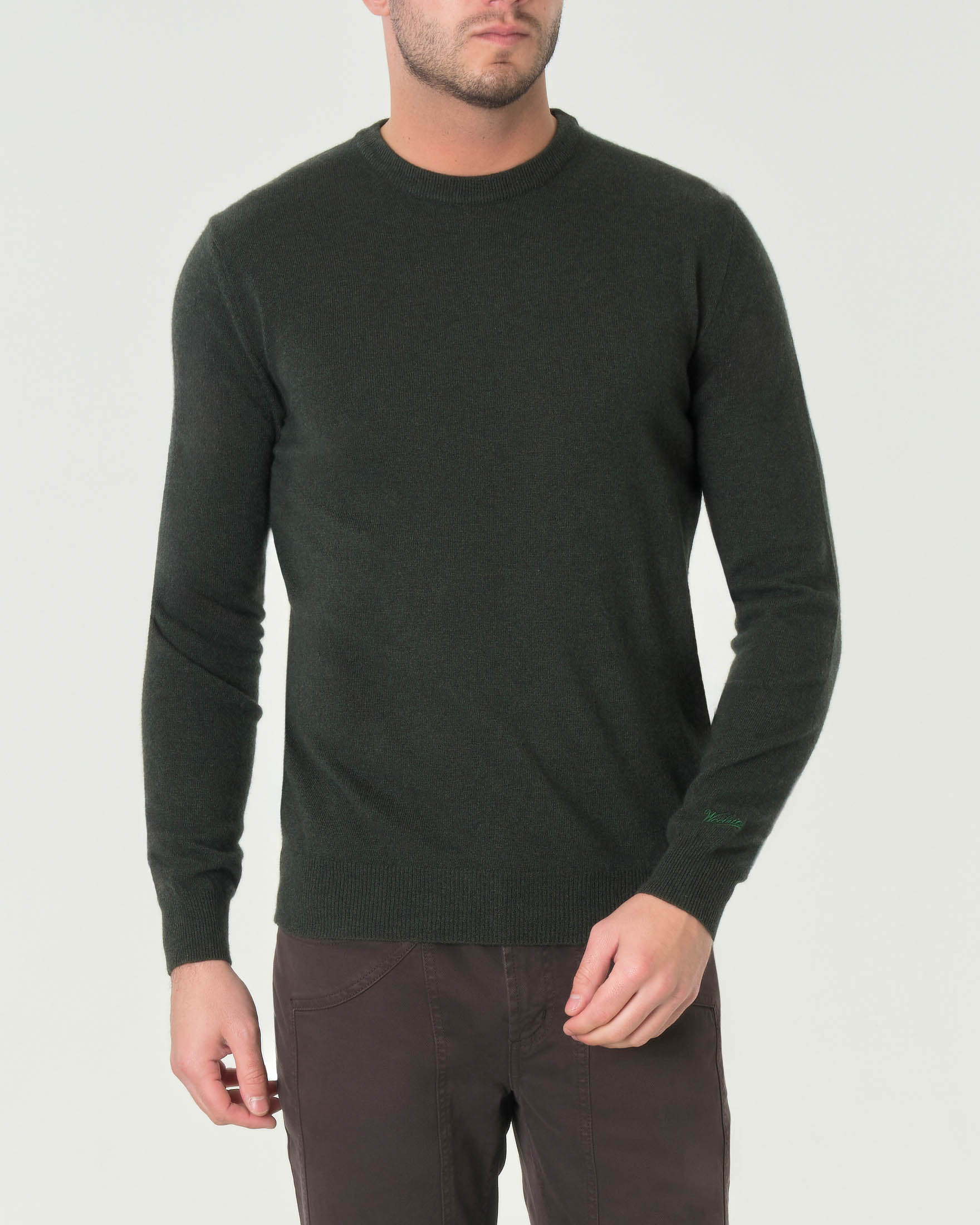 Maglia girocollo Woolrich verde militare in lambswool di pura lana con logo ricamato sul polso
