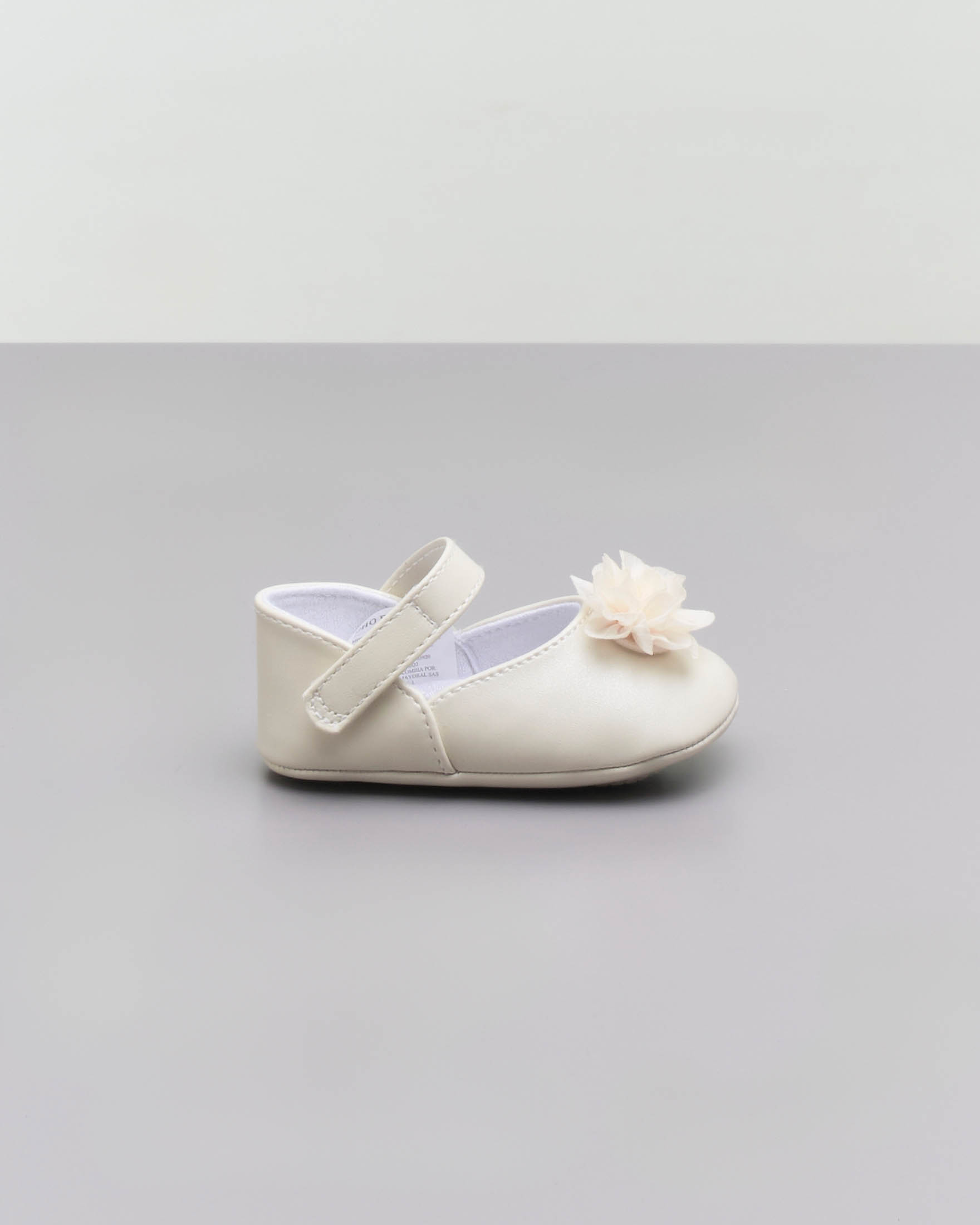 Ballerine in similpelle color panna con fiore in tulle applicato sul davanti e listino