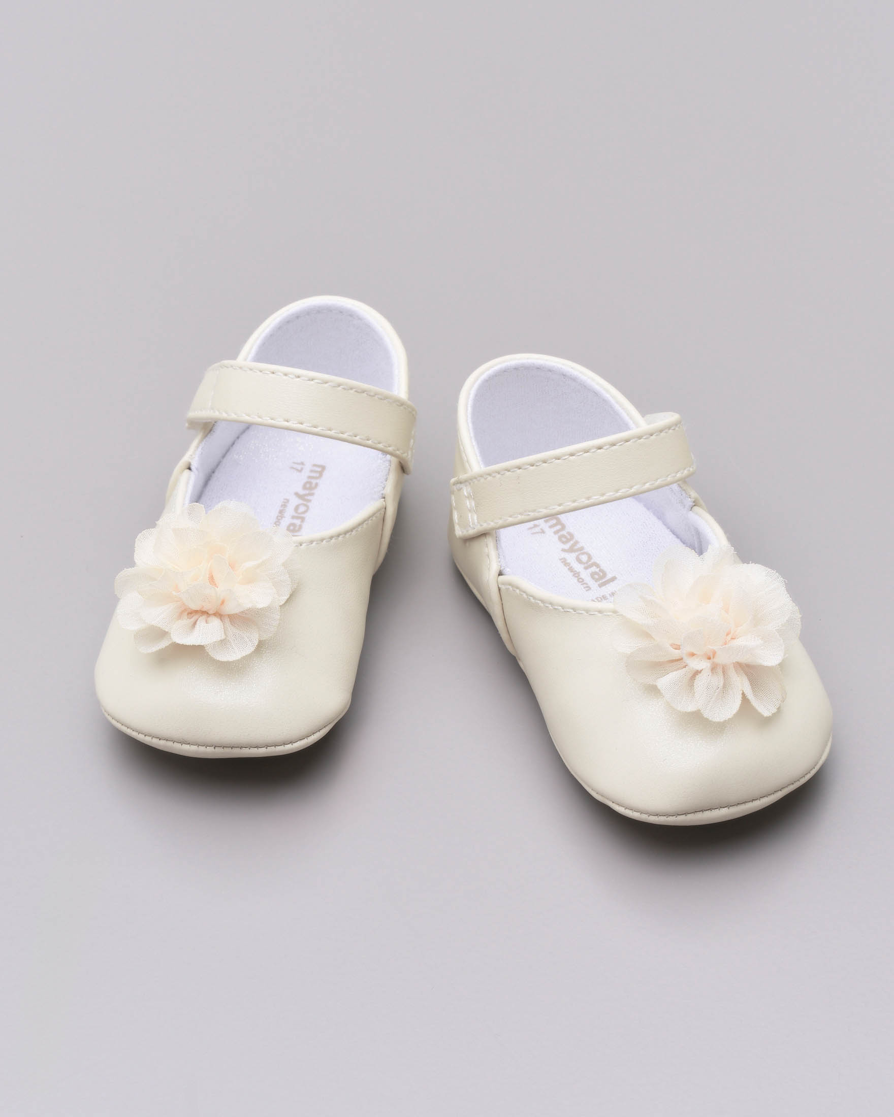 Ballerine in similpelle color panna con fiore in tulle applicato sul davanti e listino image