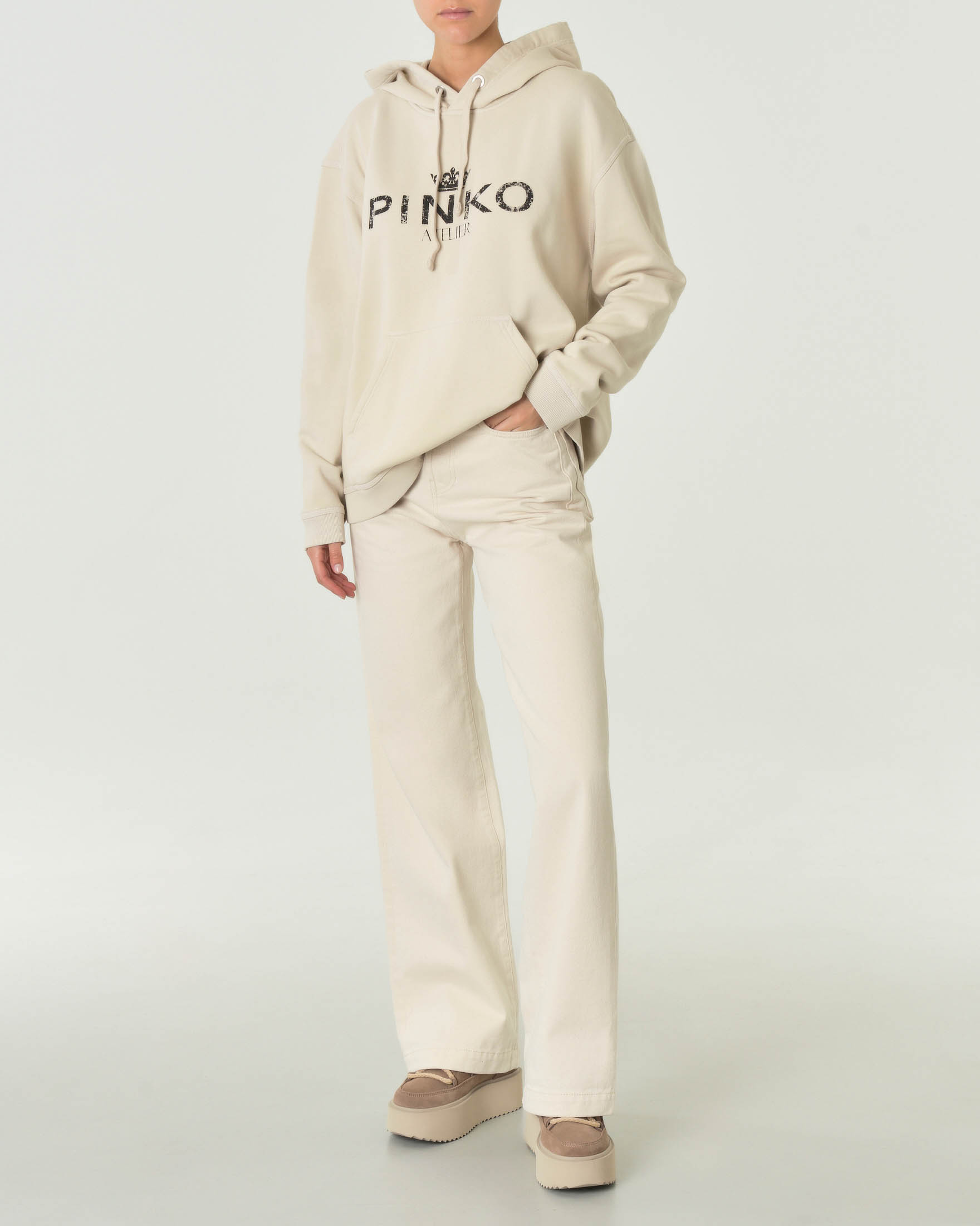Felpa con cappuccio color gesso oversize in puro cotone con logo Pinko Atelier e corona neri