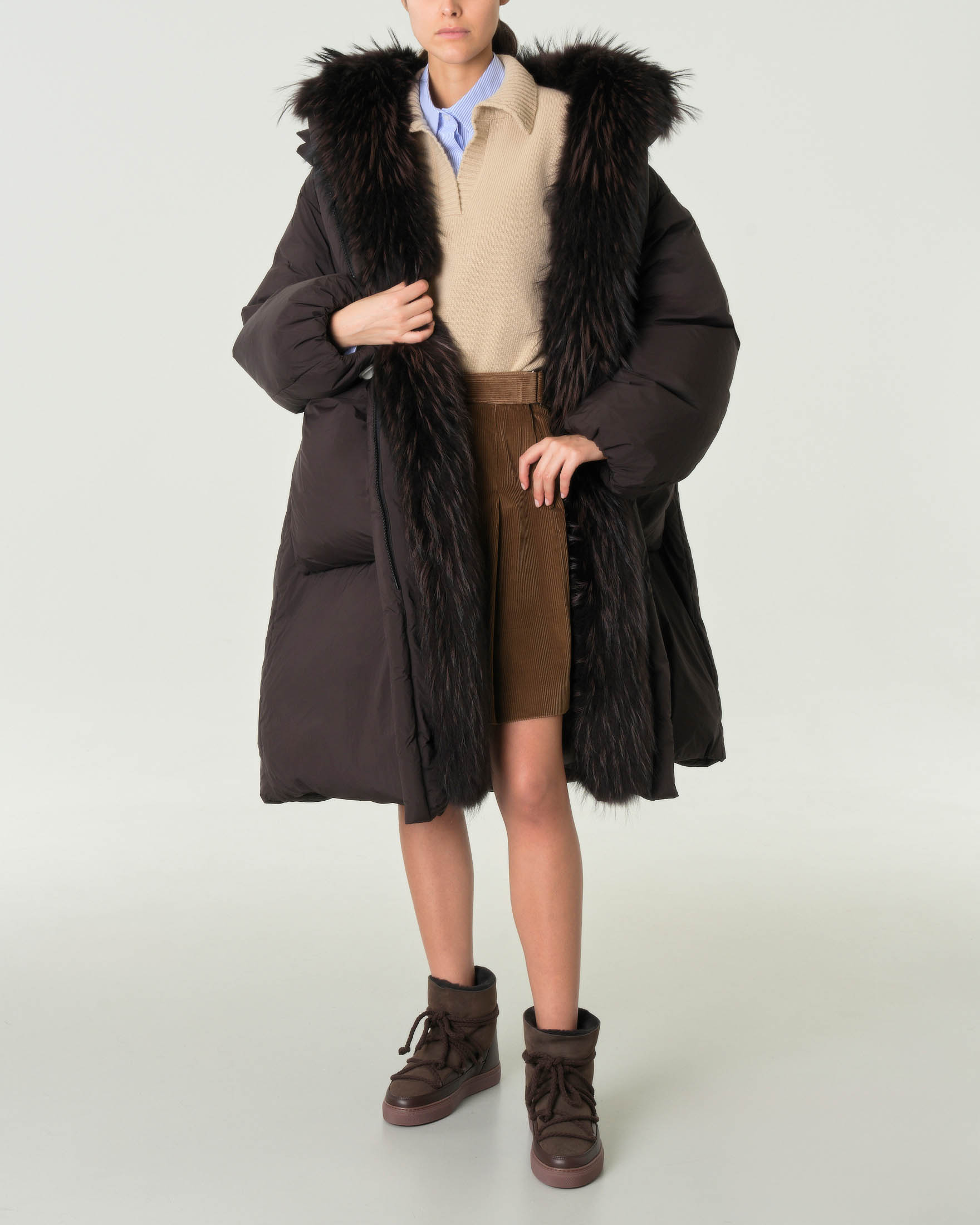 Maxi giaccone testa di moro imbottito con cappuccio e bordatura interna in pelliccia tono su tono