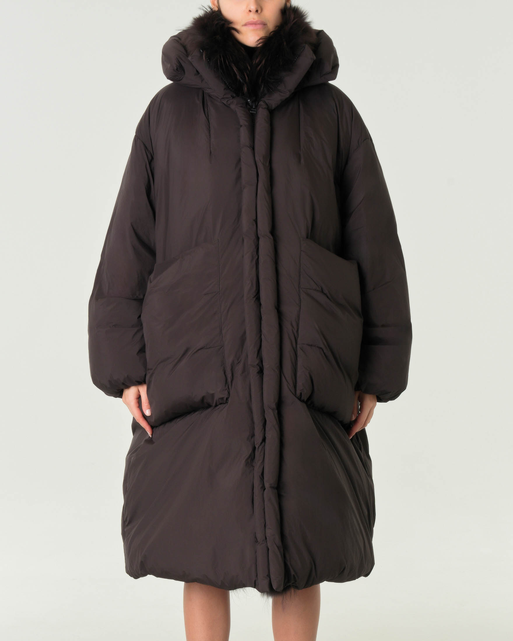 Maxi giaccone testa di moro imbottito con cappuccio e bordatura interna in pelliccia tono su tono image