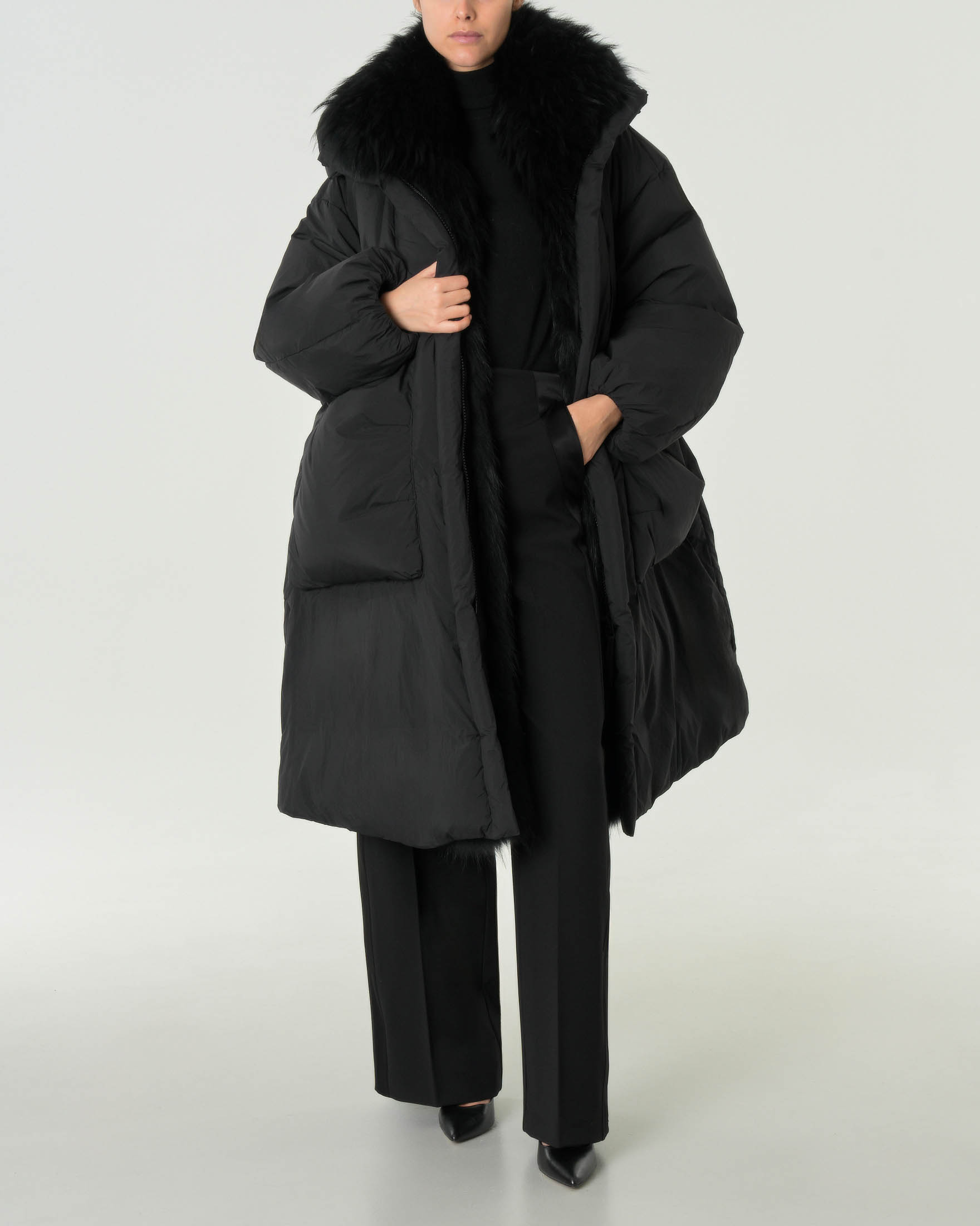 Maxi giaccone nero imbottito con cappuccio e bordatura interna in pelliccia tono su tono