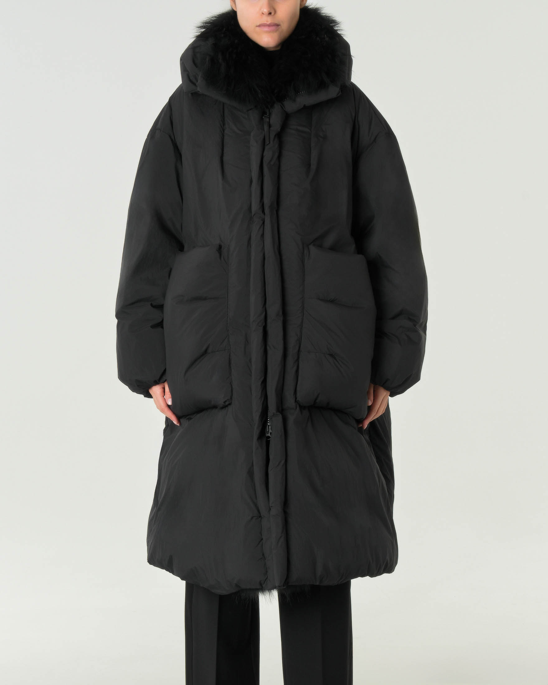 Maxi giaccone nero imbottito con cappuccio e bordatura interna in pelliccia tono su tono image